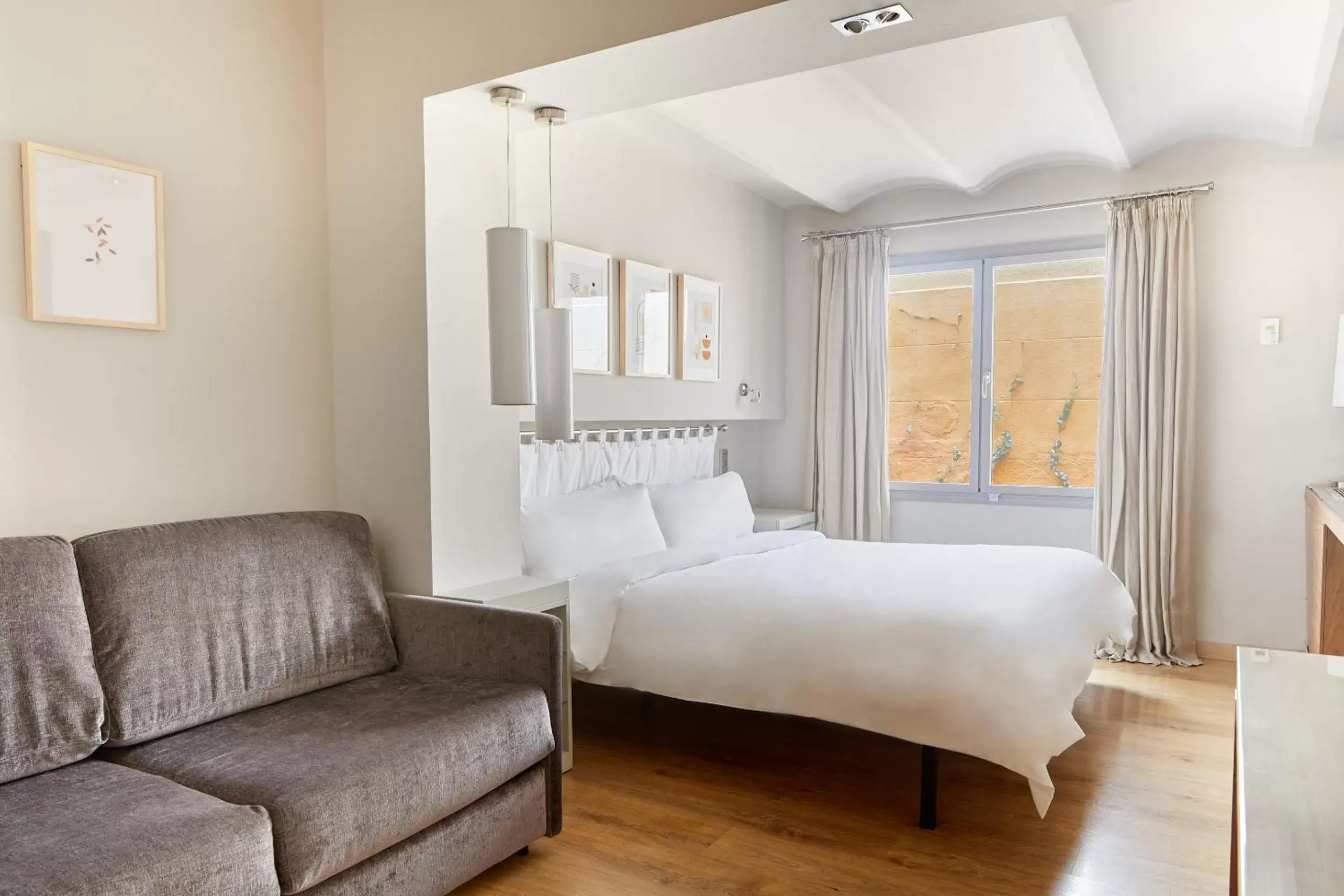 Superior King Room in Vasanta powered by Sonder Superior King Room in Vasanta powered by Sonder