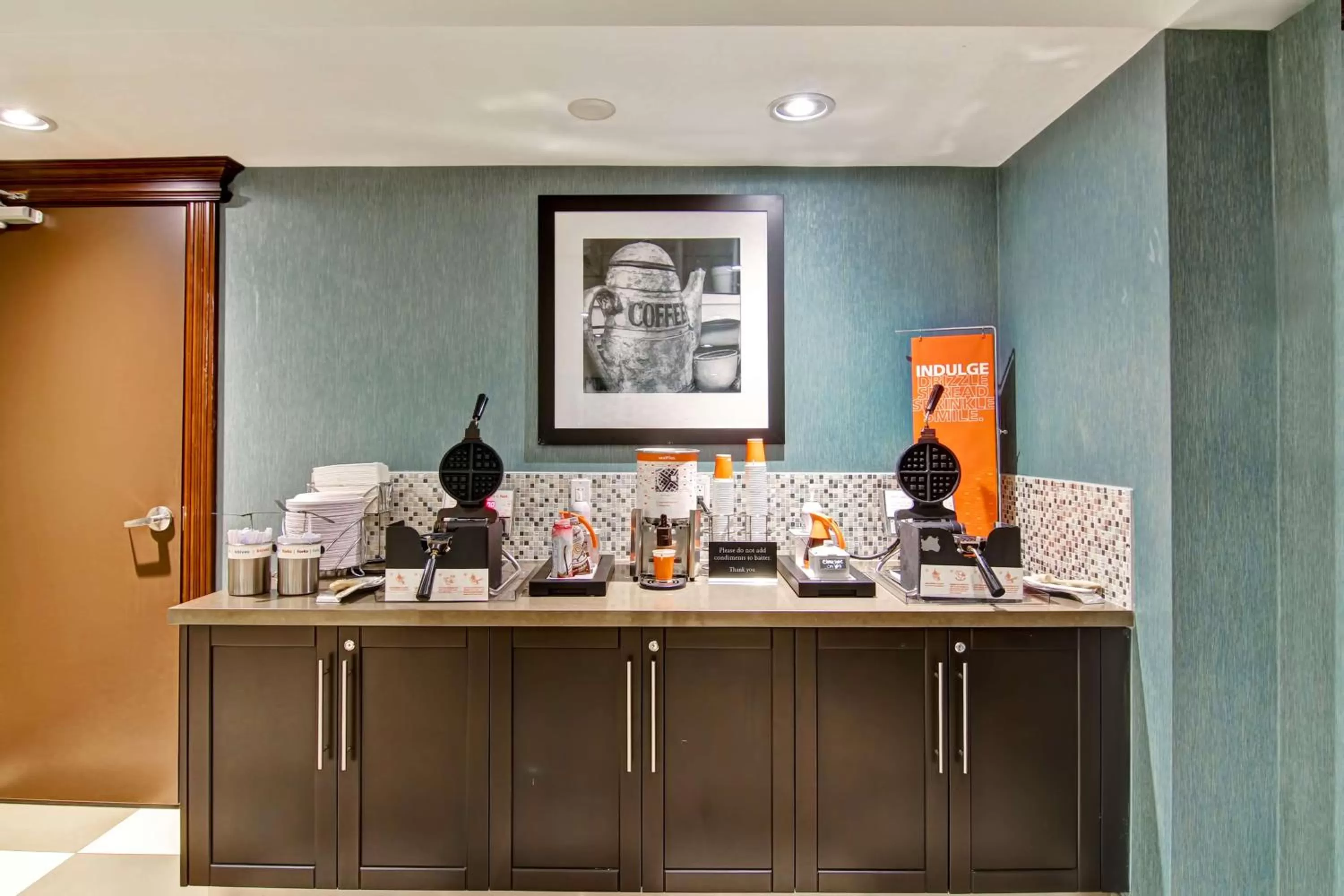 Dining area in Hampton Inn Sudbury, Ontario
