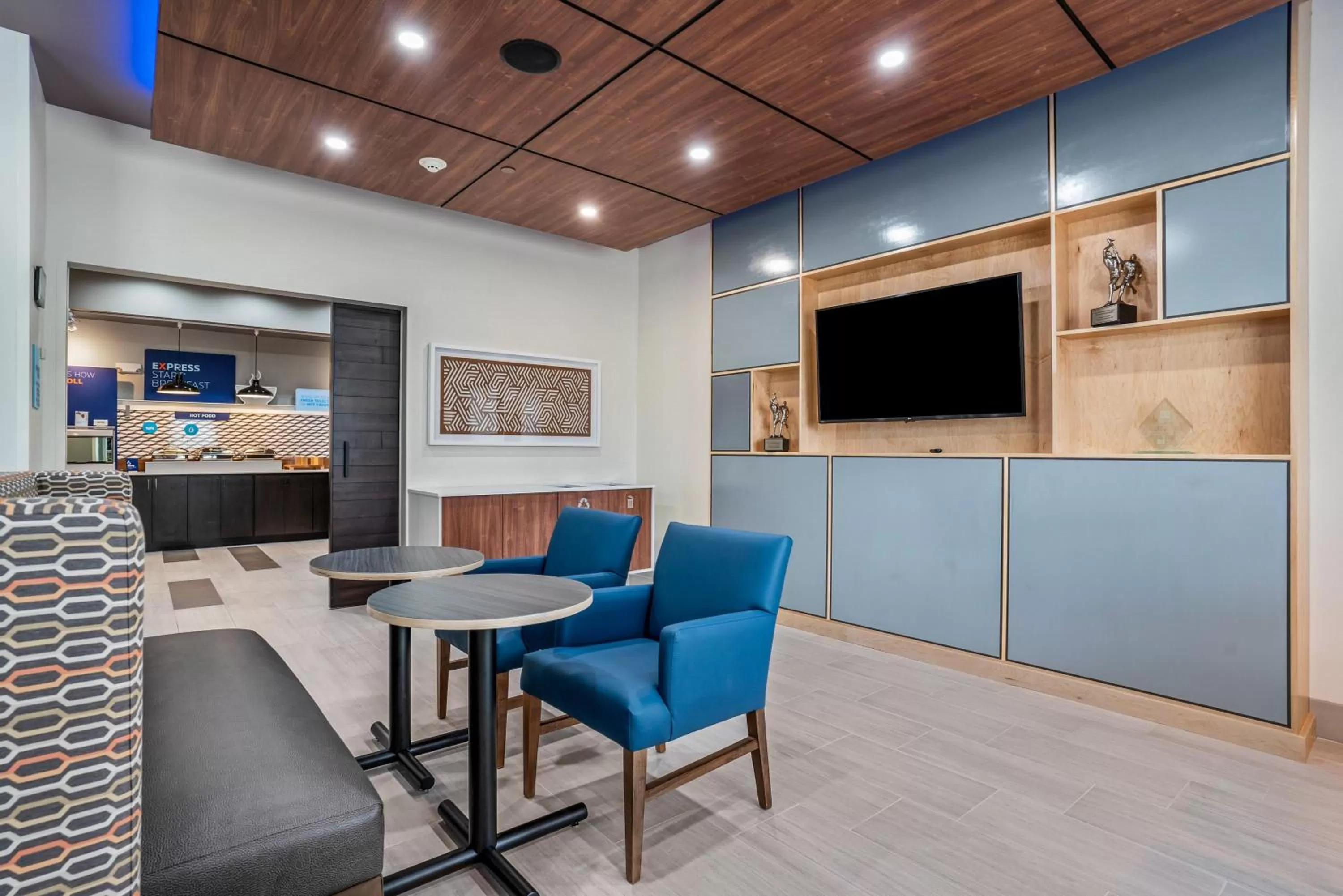 Breakfast, Seating Area in Holiday Inn Express & Suites Van Buren-Fort Smith Area, an IHG Hotel