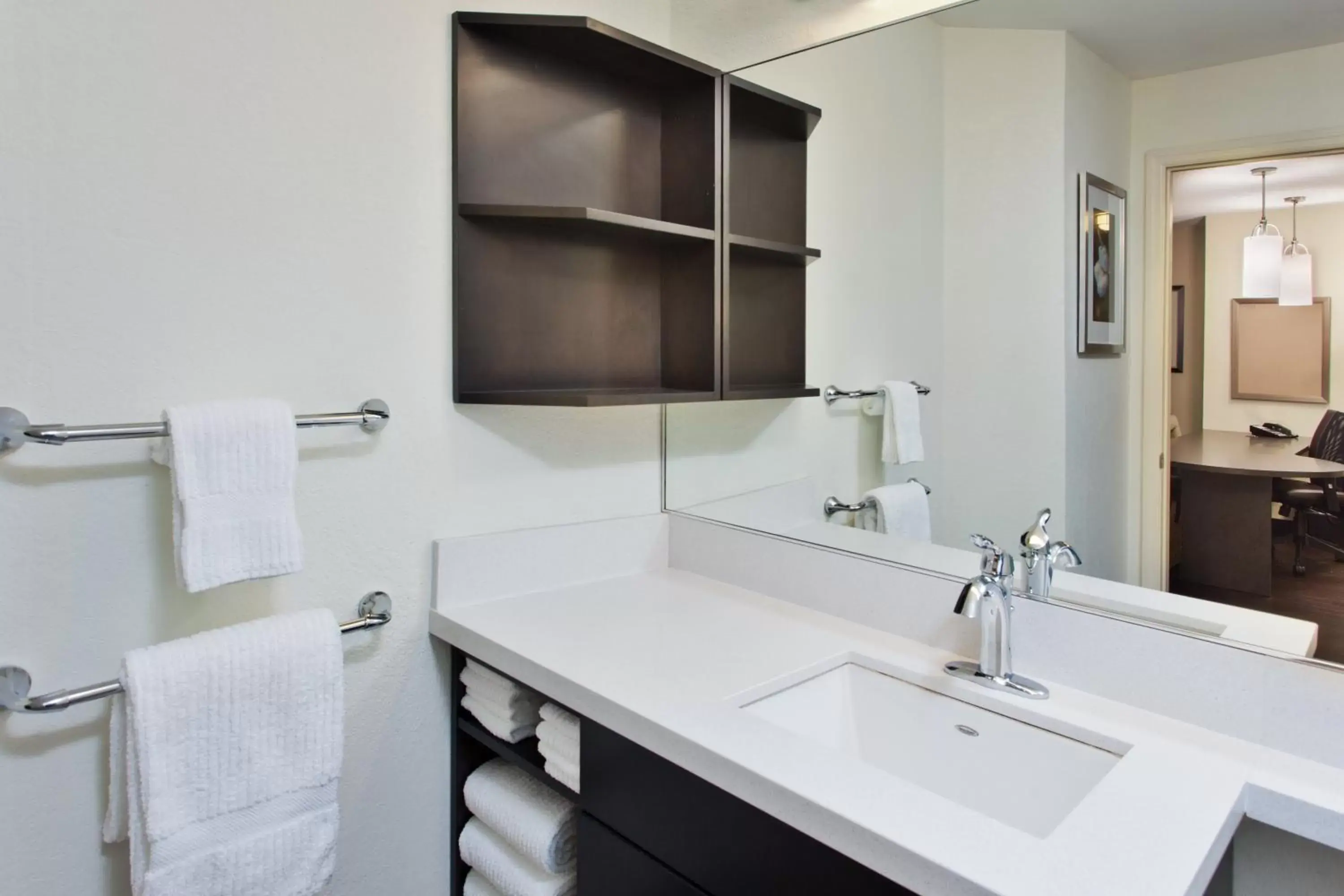 One-Bedroom Queen Suite with Roll-In Shower - Mobility Accessible in Sonesta Simply Suites Philadelphia Willow Grove One-Bedroom Queen Suite with Roll-In Shower - Mobility Accessible in Sonesta Simply Suites Philadelphia Willow Grove