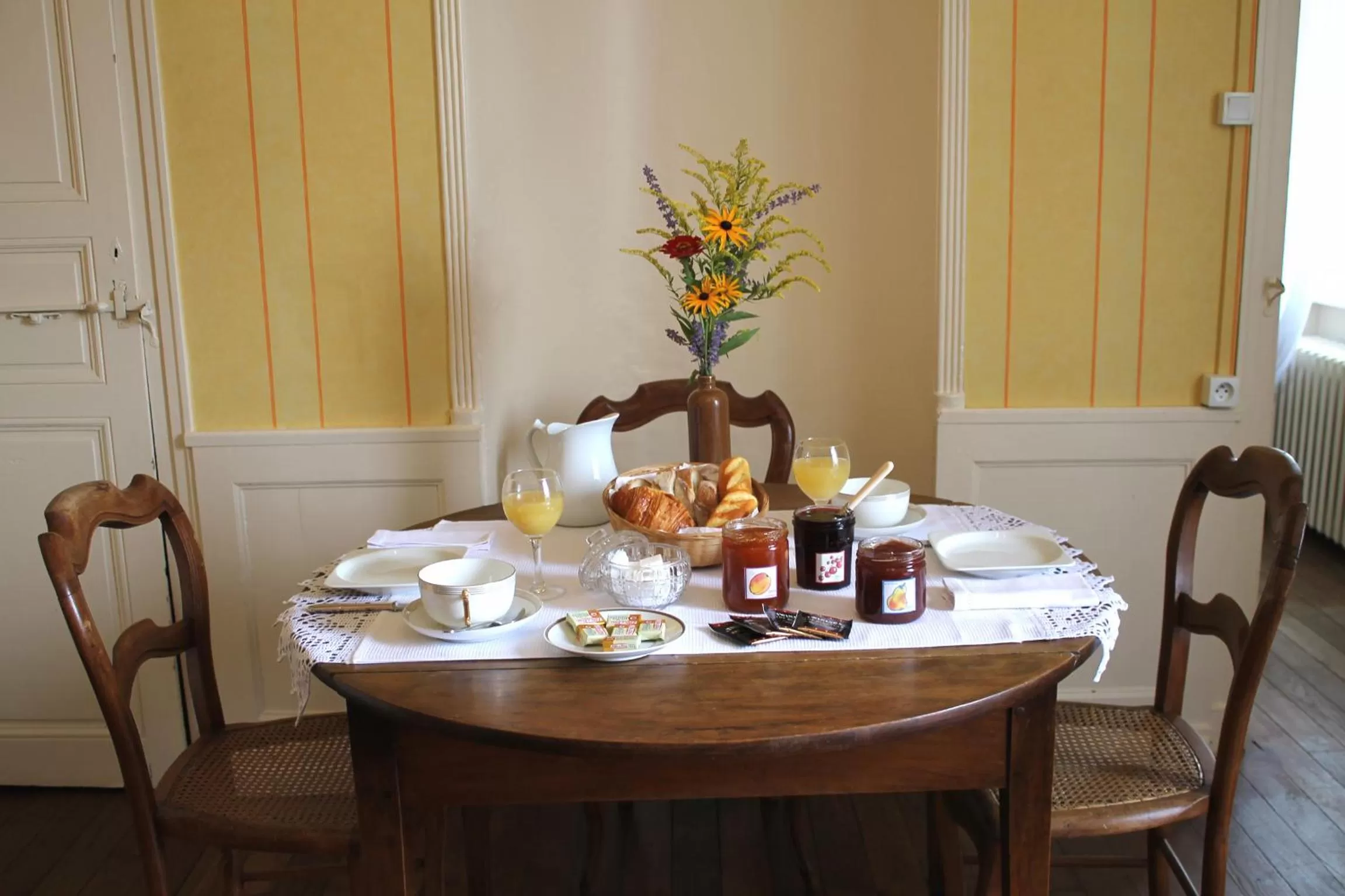 Continental breakfast in Chambres d'hôtes La Distillerie B&B