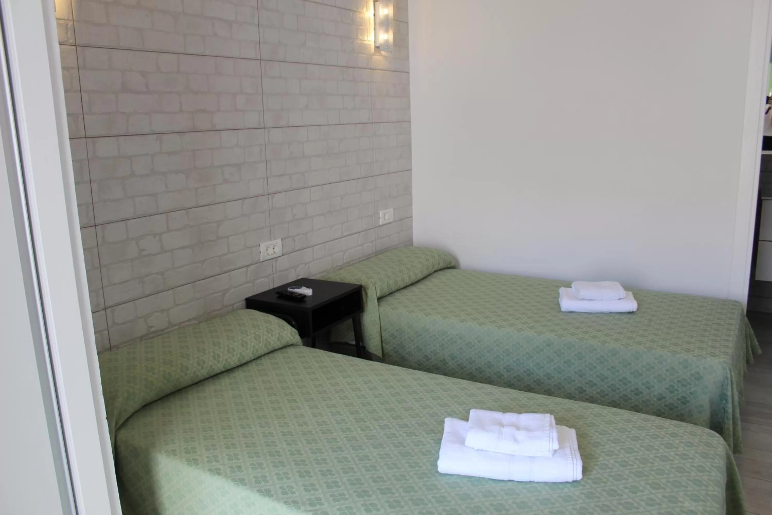 Twin Room with Private Bathroom in Apartamentos Tinerfe Garden