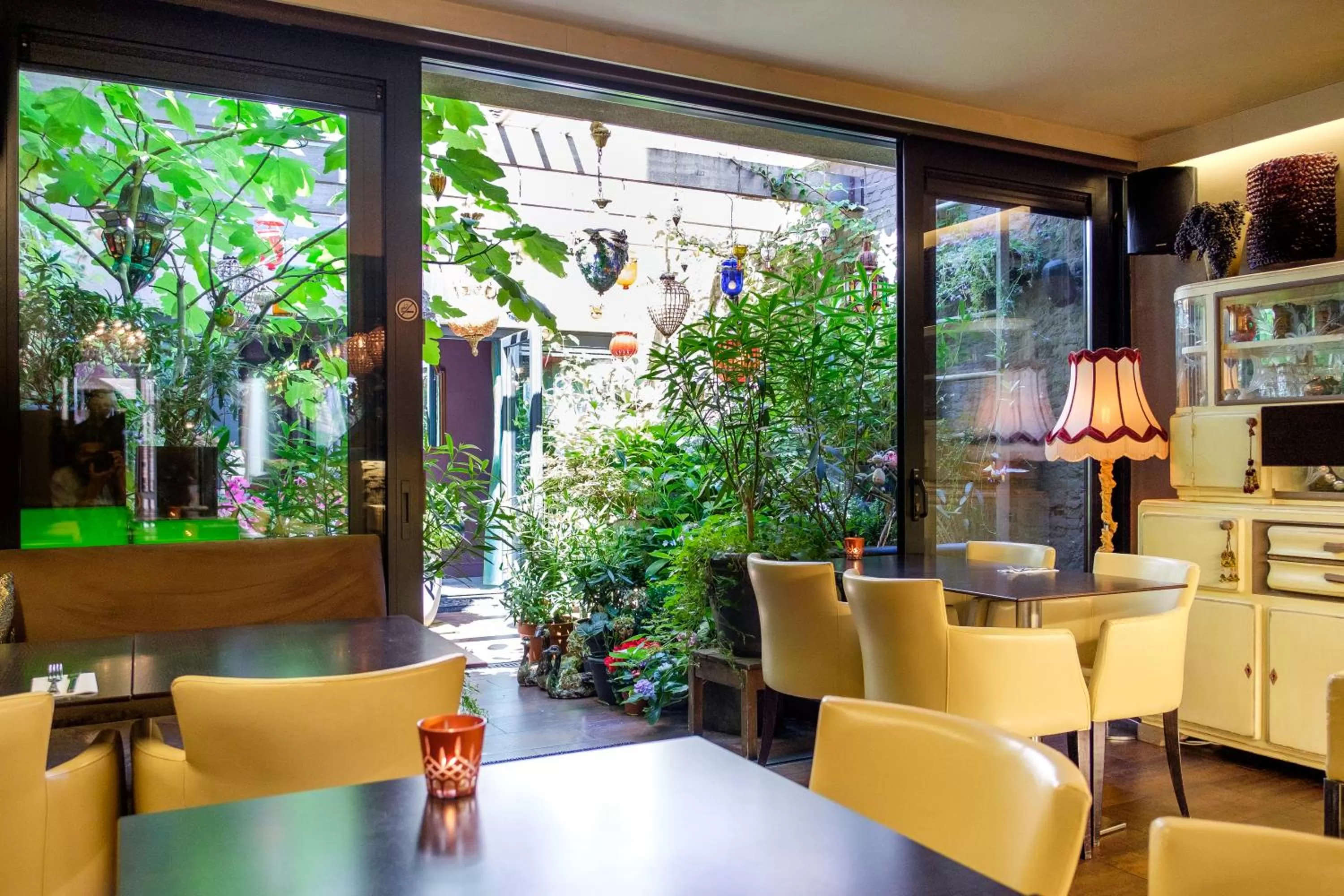 Restaurant/places to eat in Hotel Diamonds and Pearls