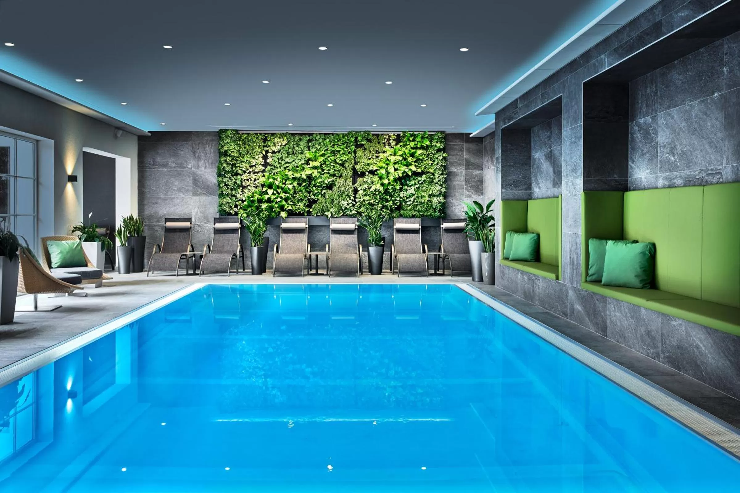 Swimming pool in ever grün KAPRUN