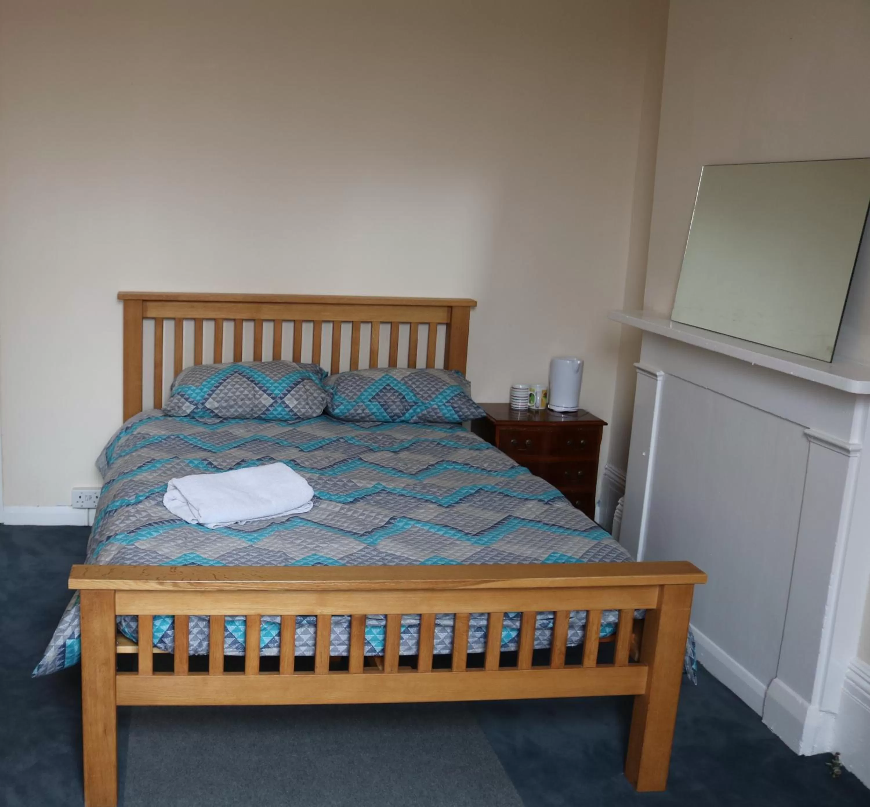 Bedroom, Bed in Lennard House