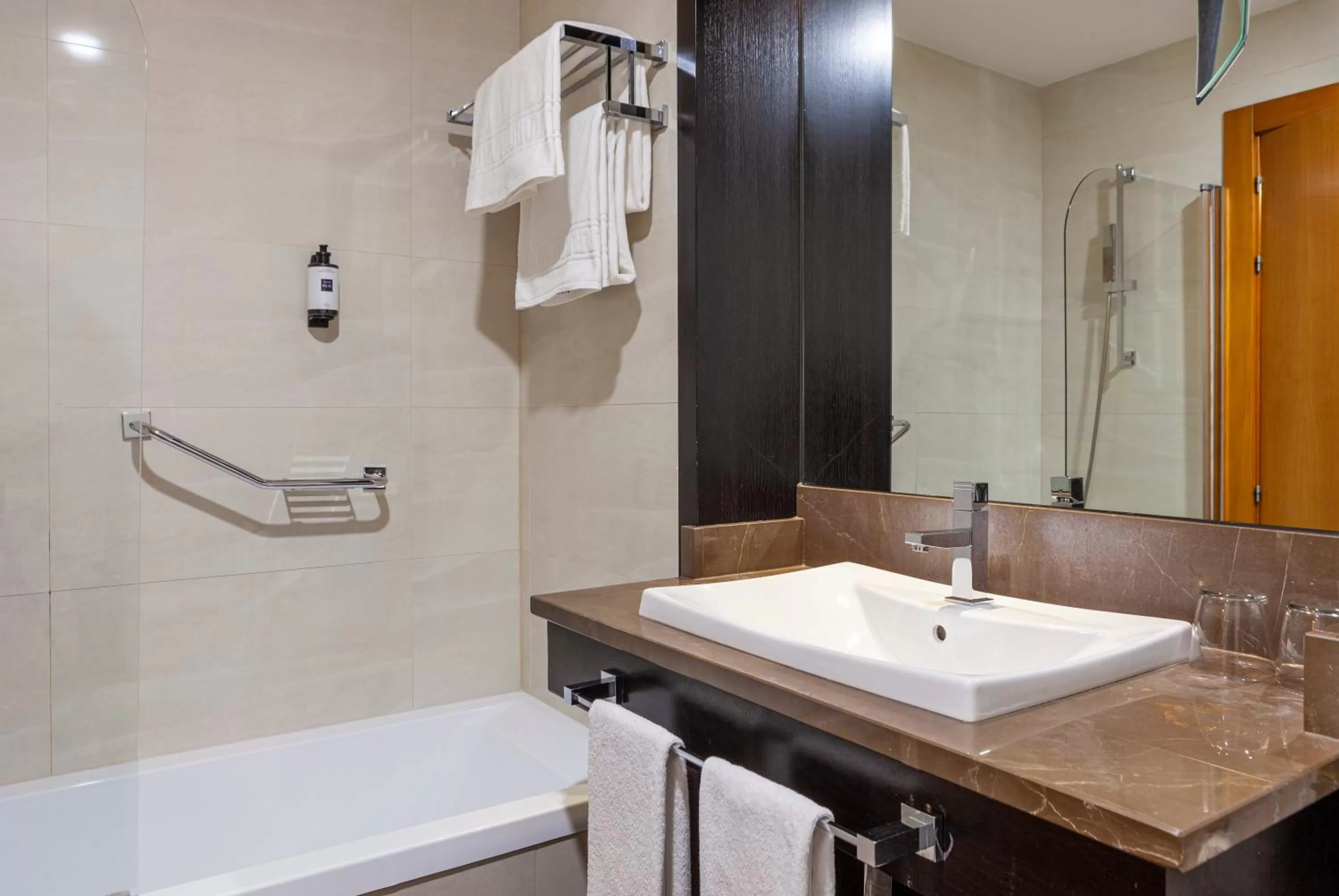 Toilet in Hotel Macià Real De La Alhambra