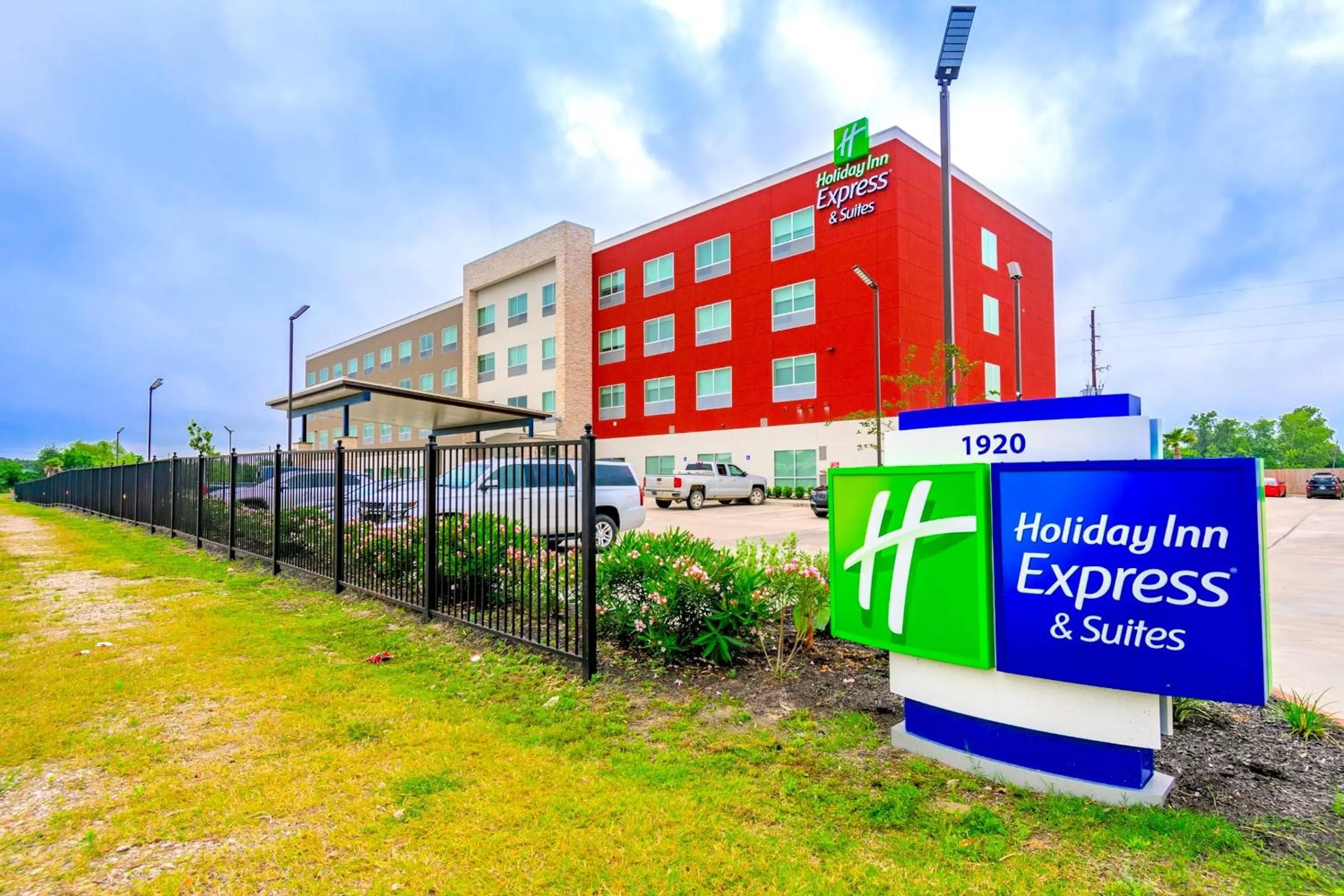 Property building in Holiday Inn Express & Suites - Houston IAH - Beltway 8 by IHG