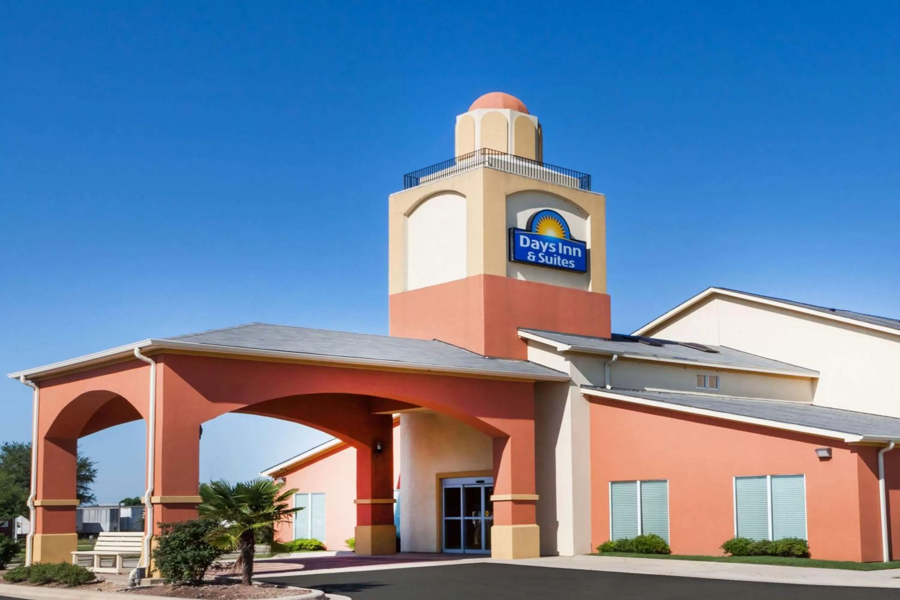 Days Inn & Suites by Wyndham Marquez