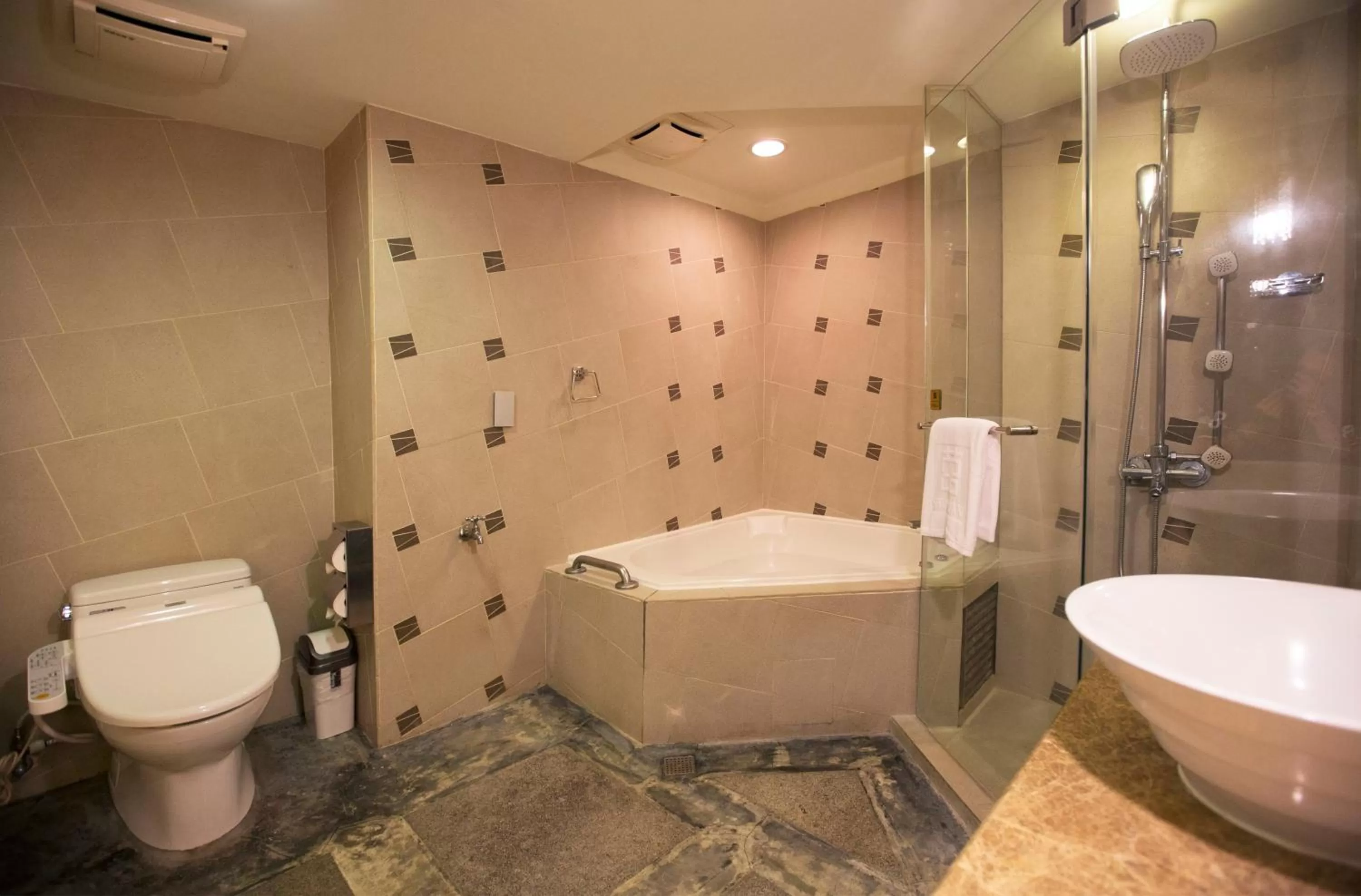 Bathroom in Shin Yuan Celeb Metro Hotel
