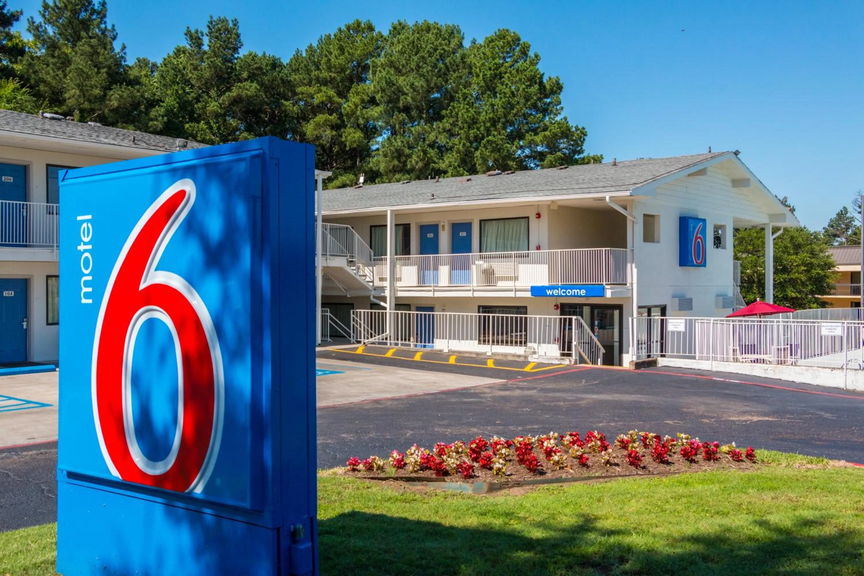 Property building in Motel 6-Longview, TX