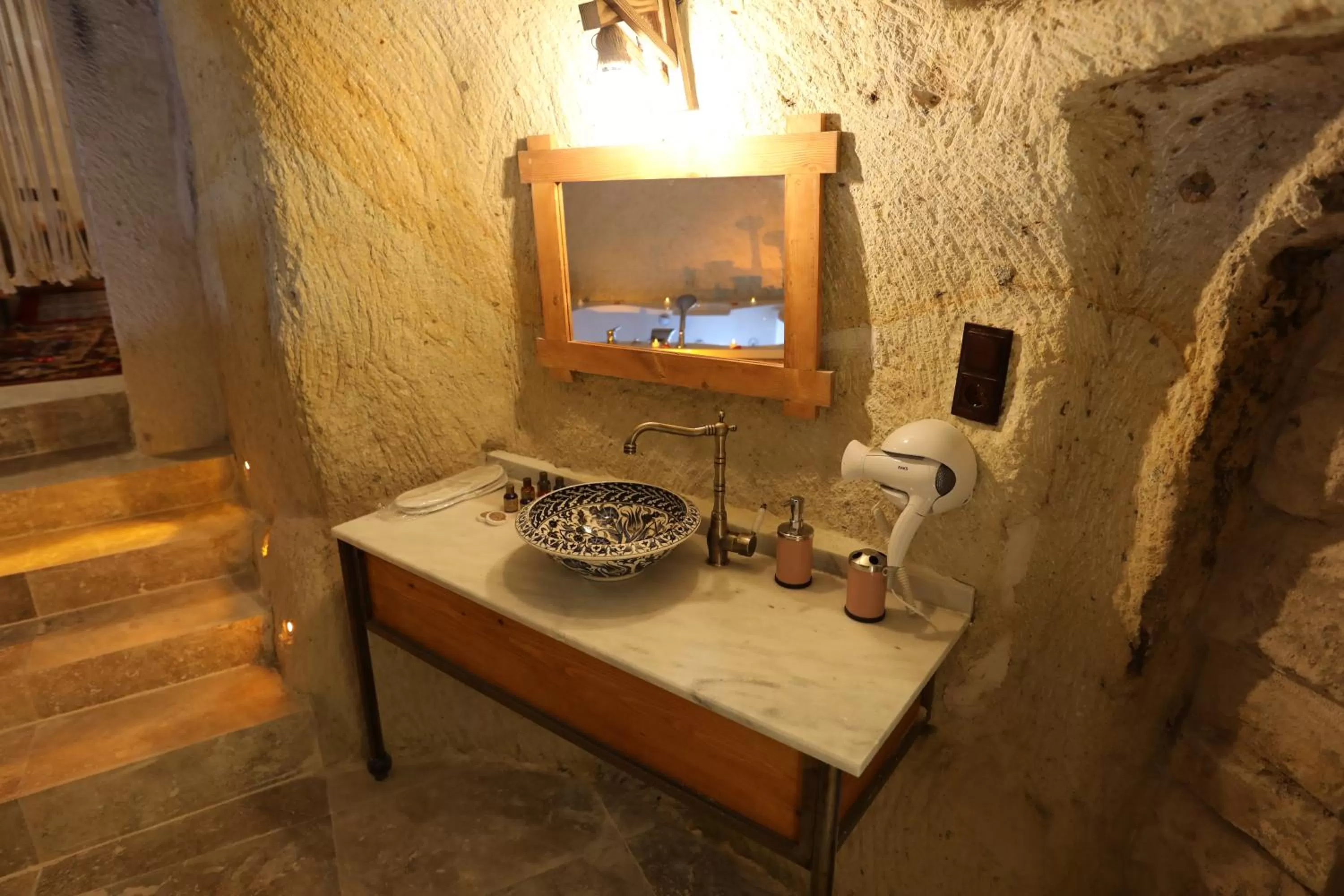 Bathroom, TV/Entertainment Center in Atax Cave Hotel