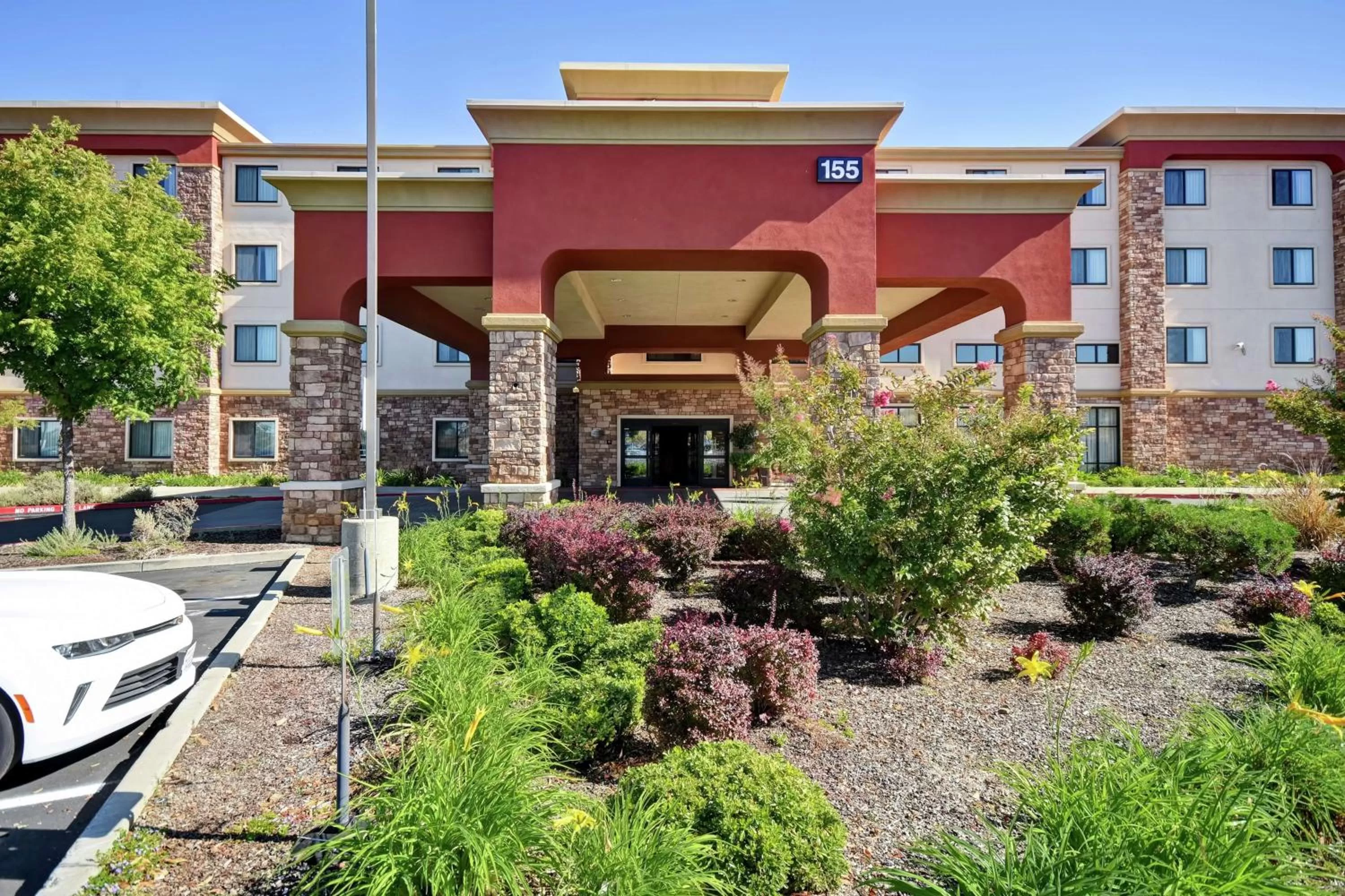 Property building in Hampton Inn & Suites Folsom