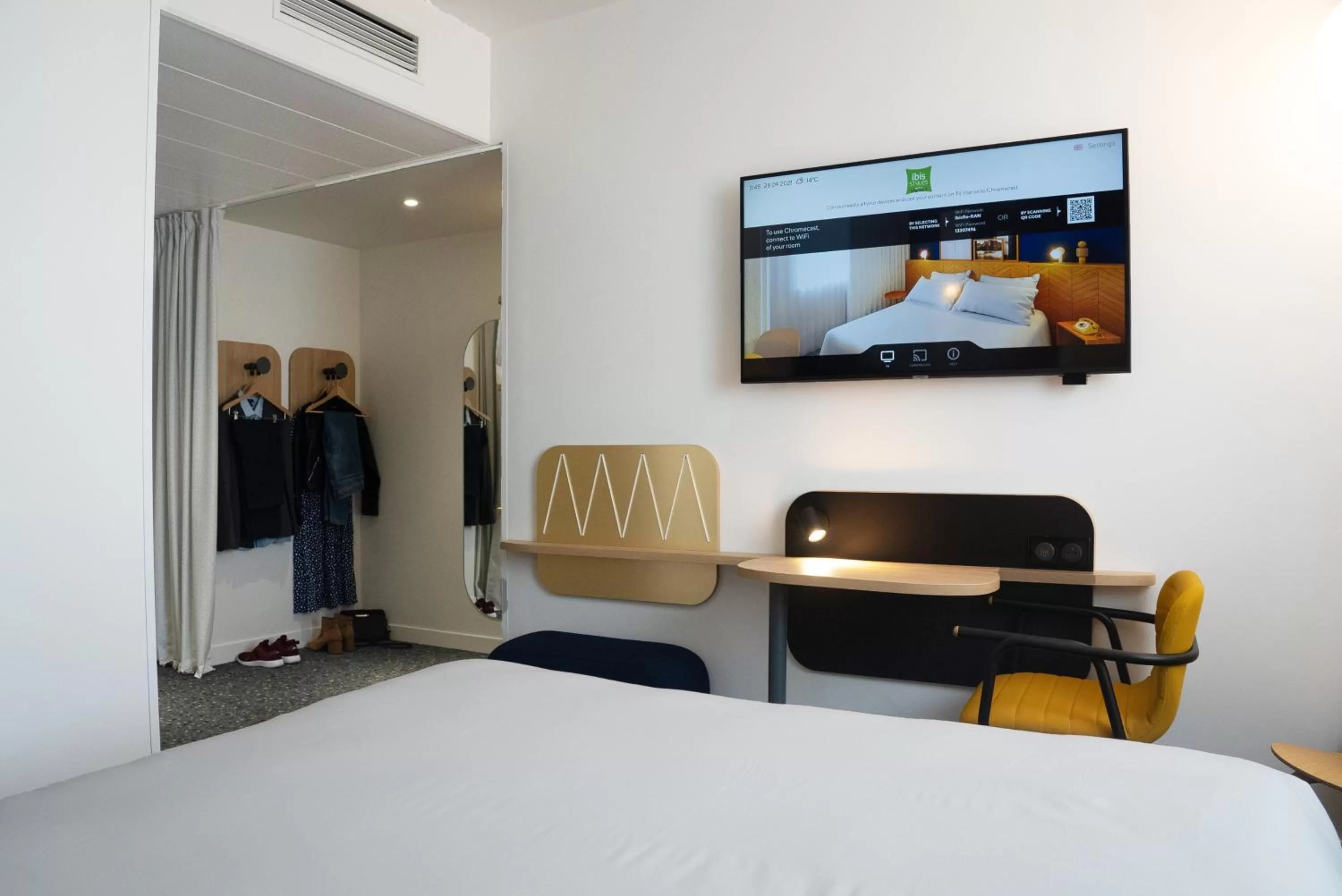 TV and multimedia, Bed in ibis Styles Paris Romainville