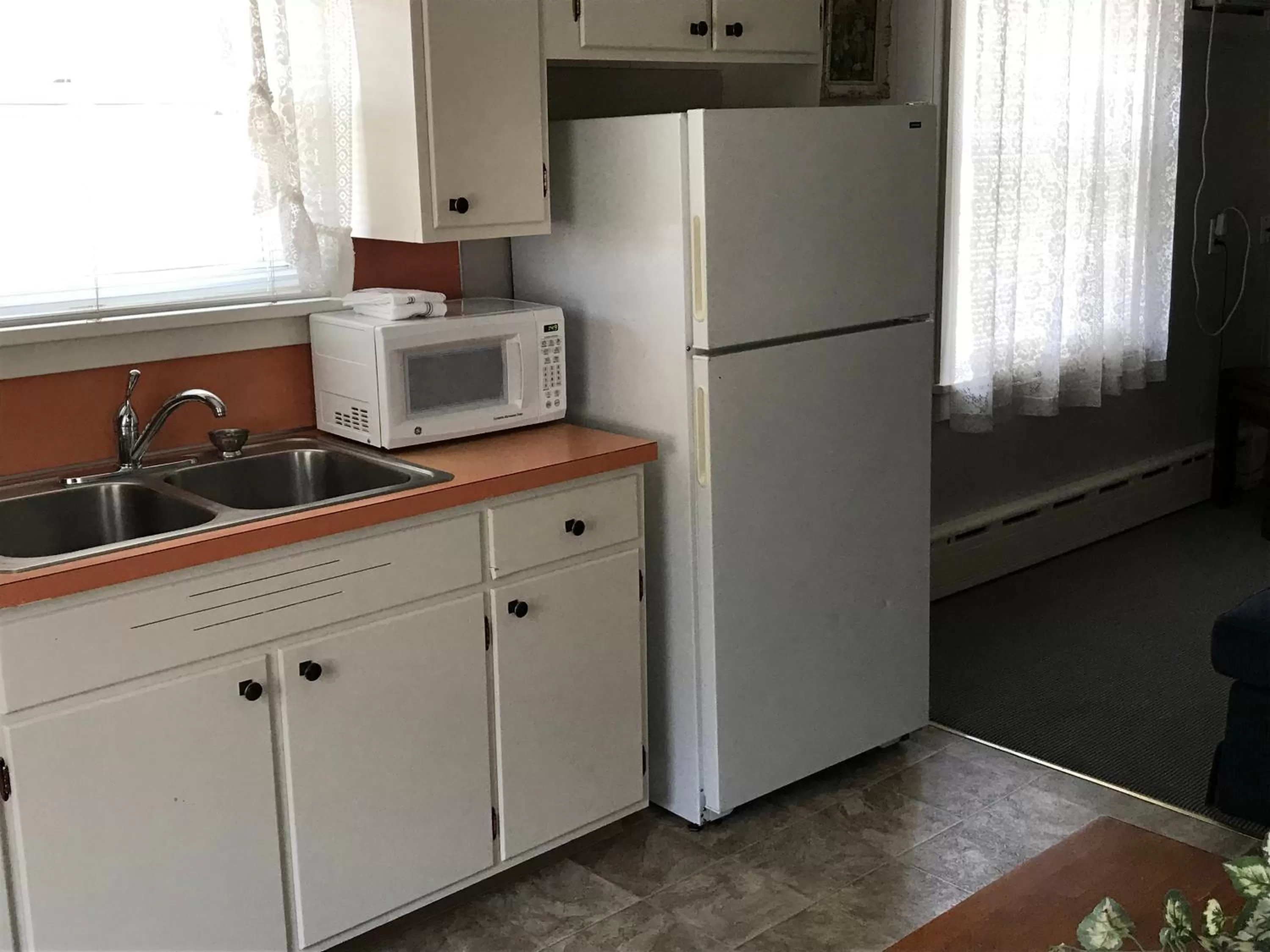 Kitchen or kitchenette in Simmons Motel and Suites