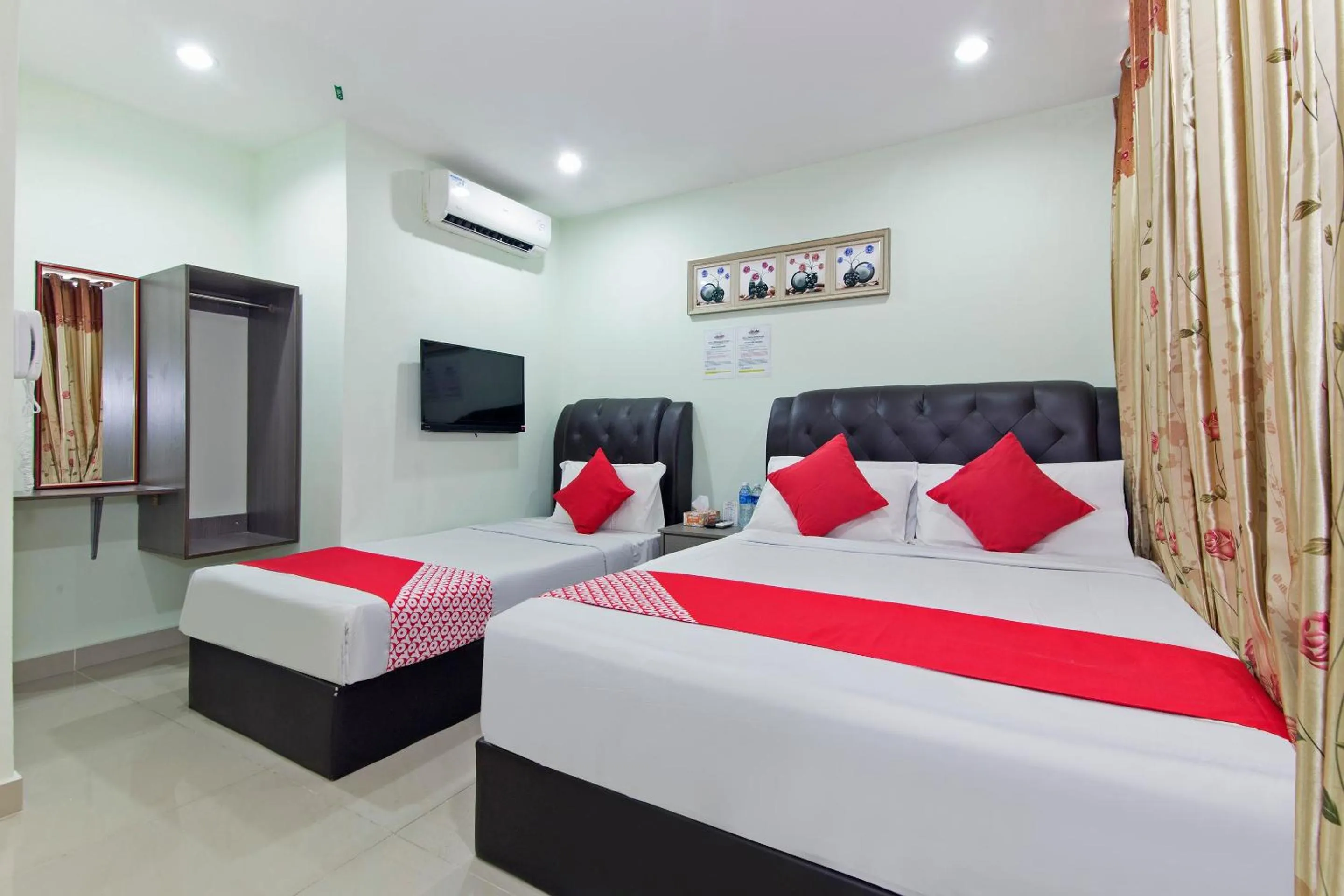 Bedroom, Bed in OYO 444 KL Empire Hotel