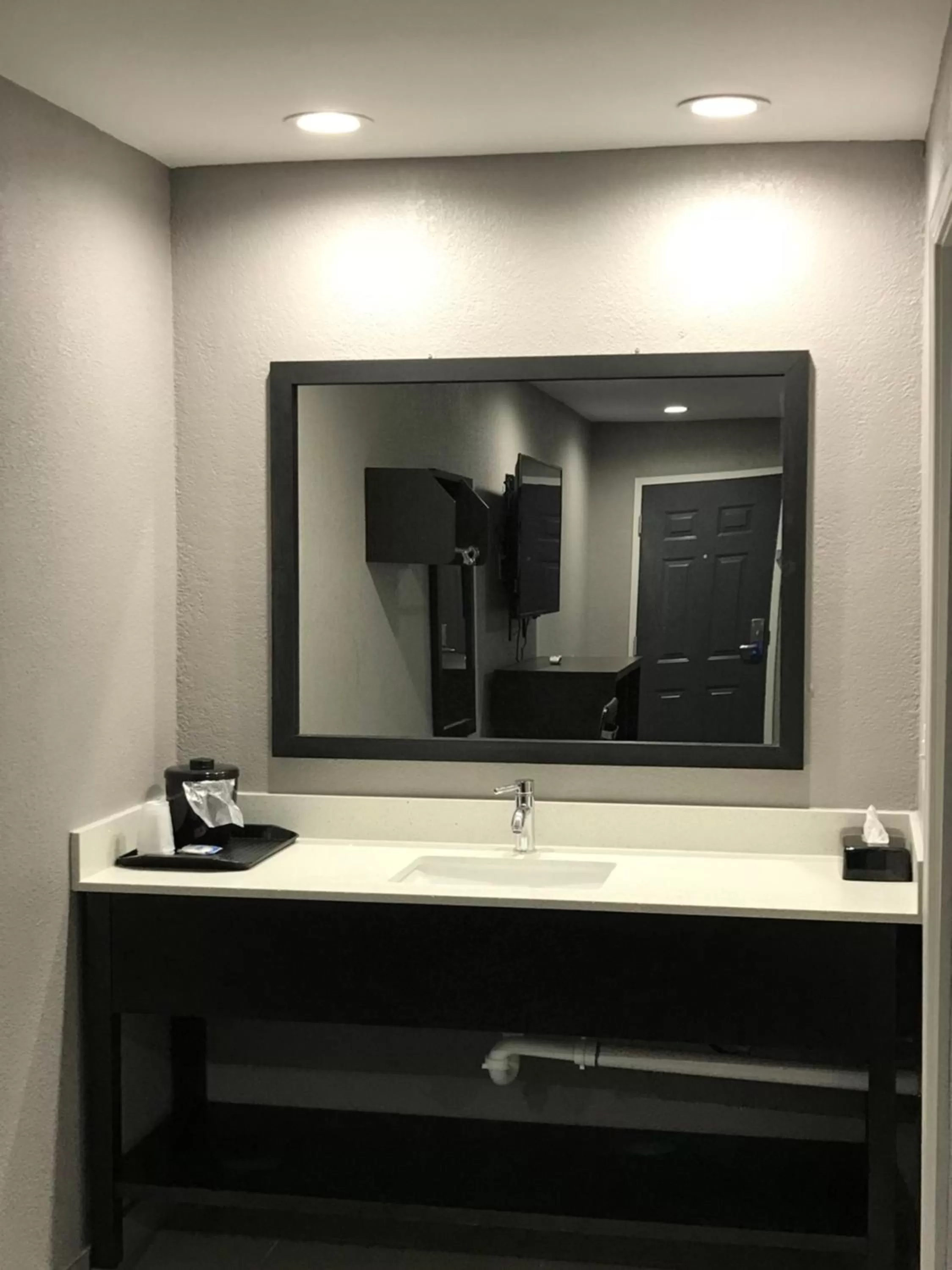 Bathroom in Rodeway Inn Calhoun South