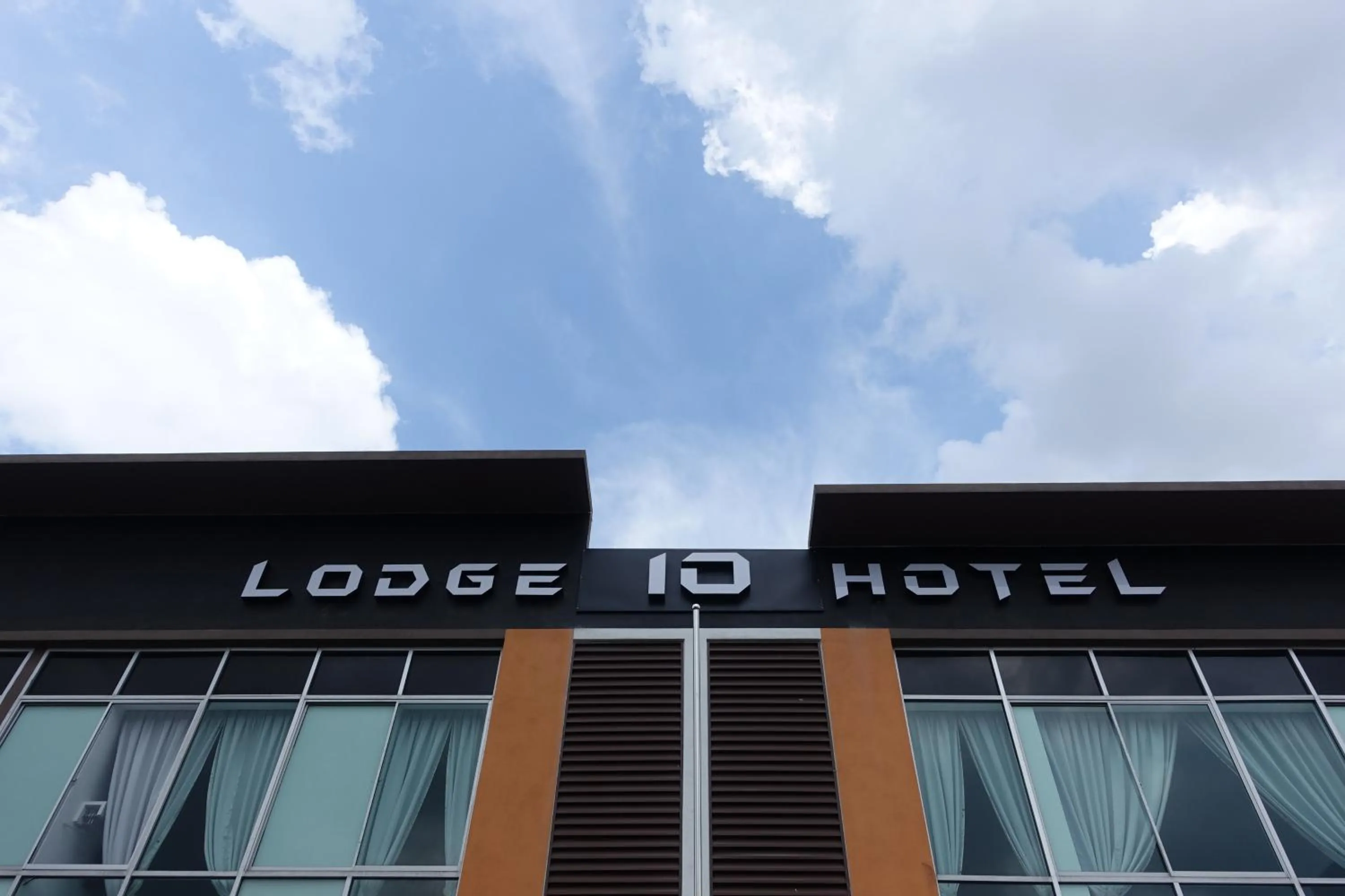 Lodge 10 Hotel