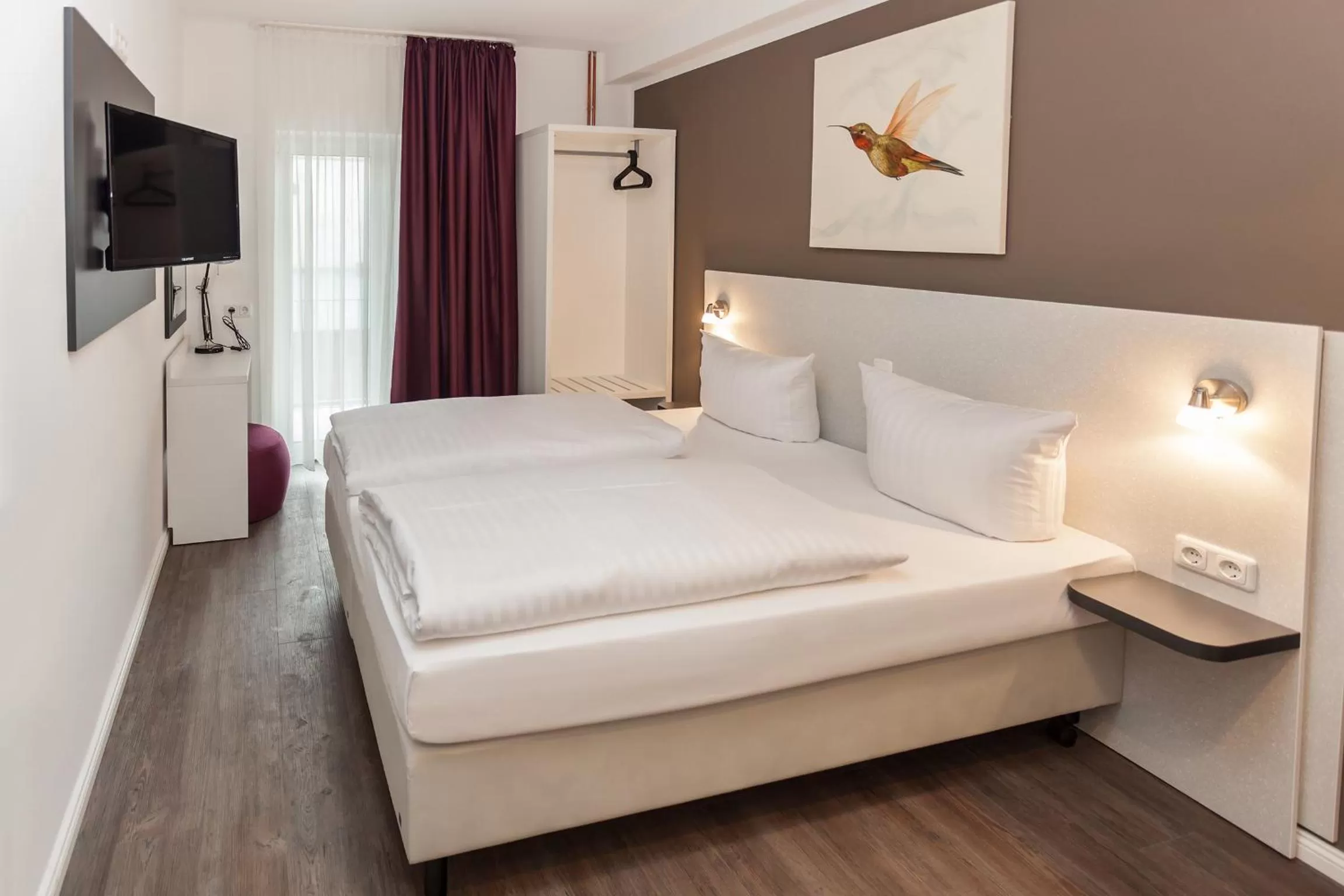 Bathroom, Bed in Hotel West