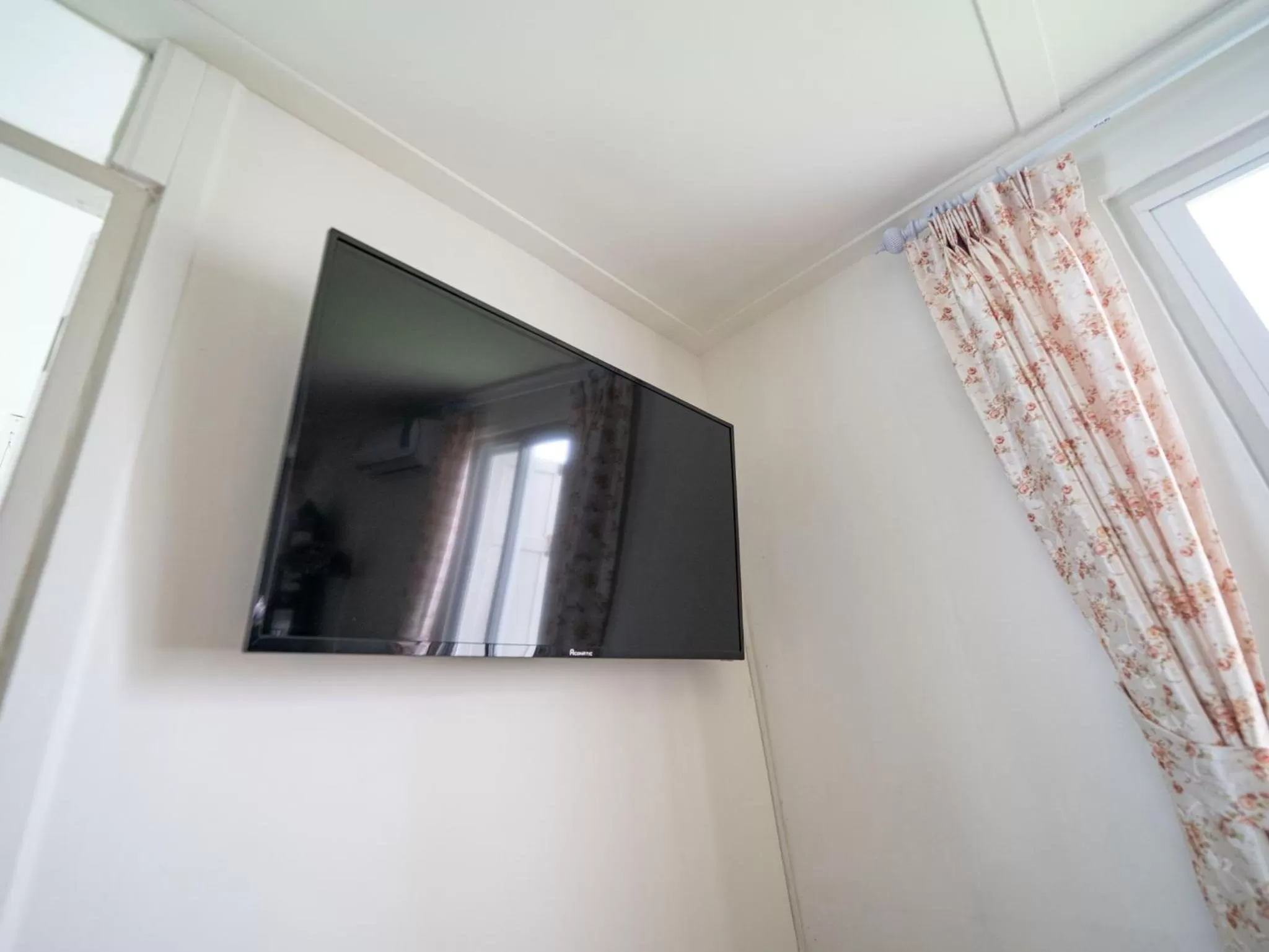 TV and multimedia in RoomQuest Rim Praya Dinsor Road