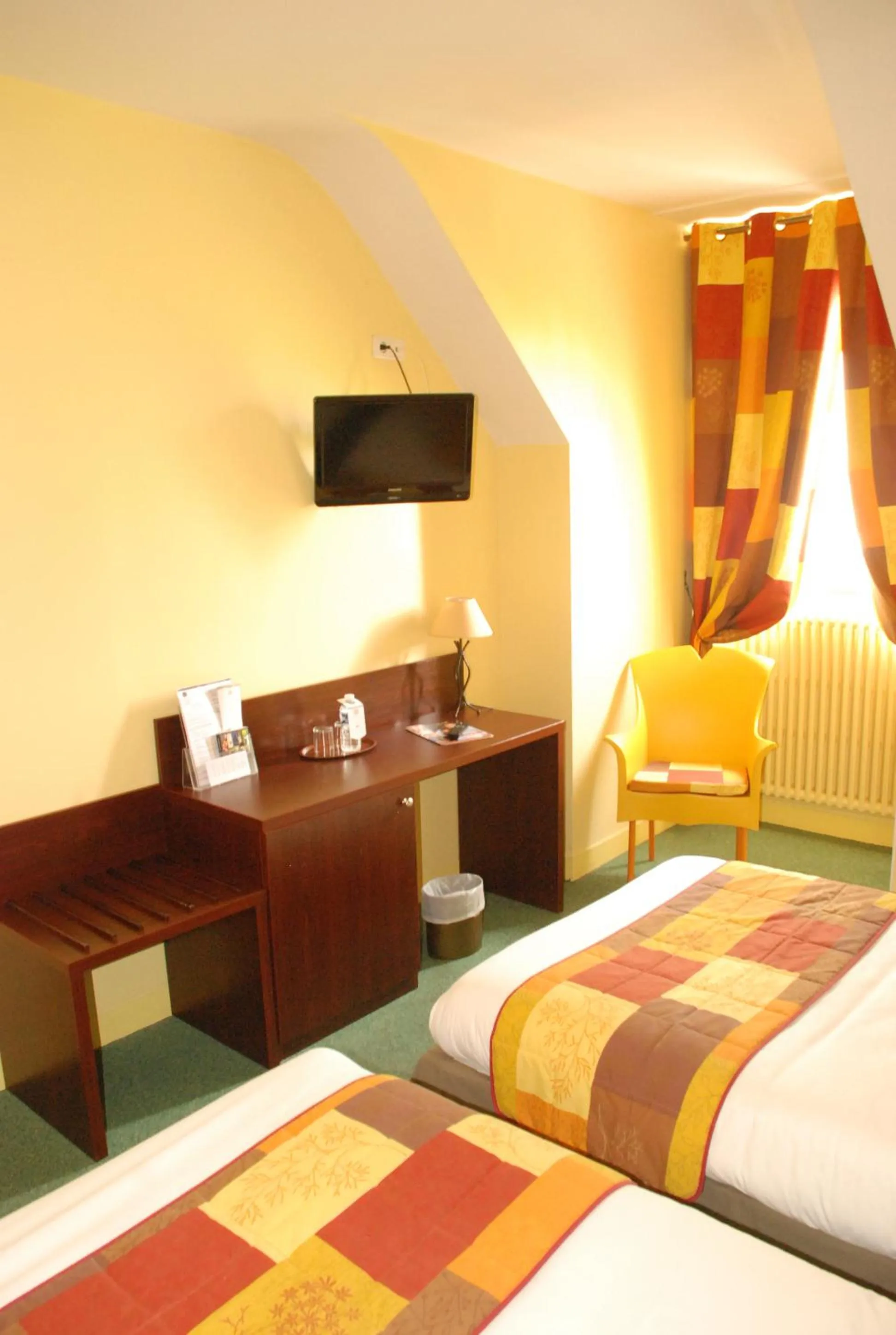 Photo of the whole room, Bed in The Originals City, Hôtel Cathédrale, Lisieux