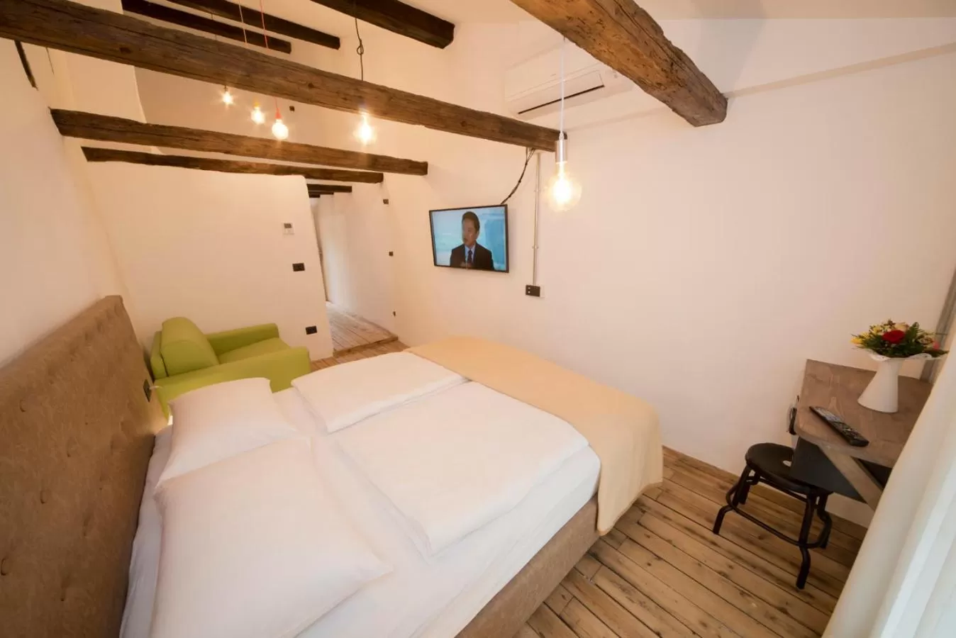 Bed in Sir Thomas Bed and More