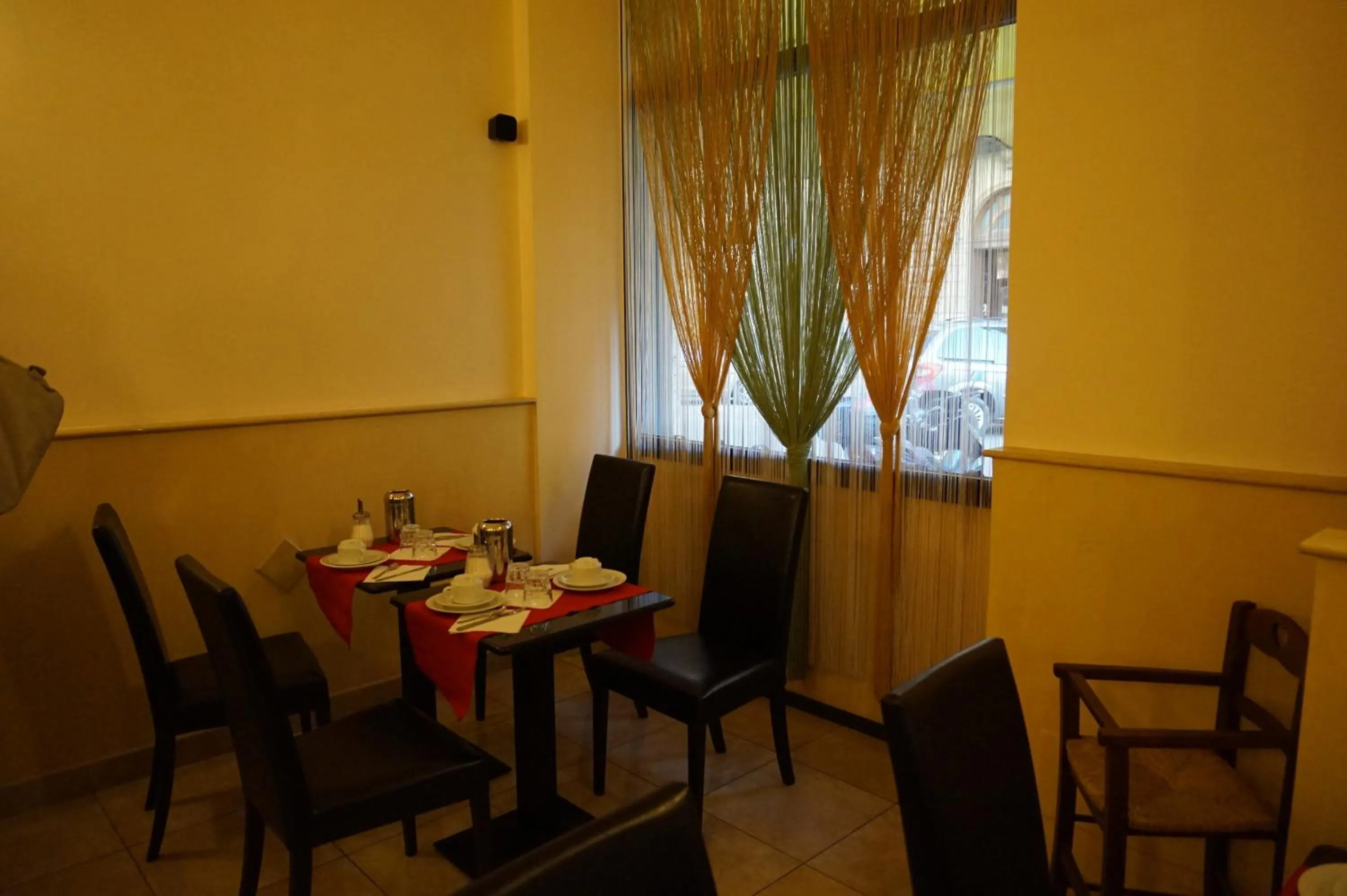Restaurant/places to eat in Hotel Maryelen