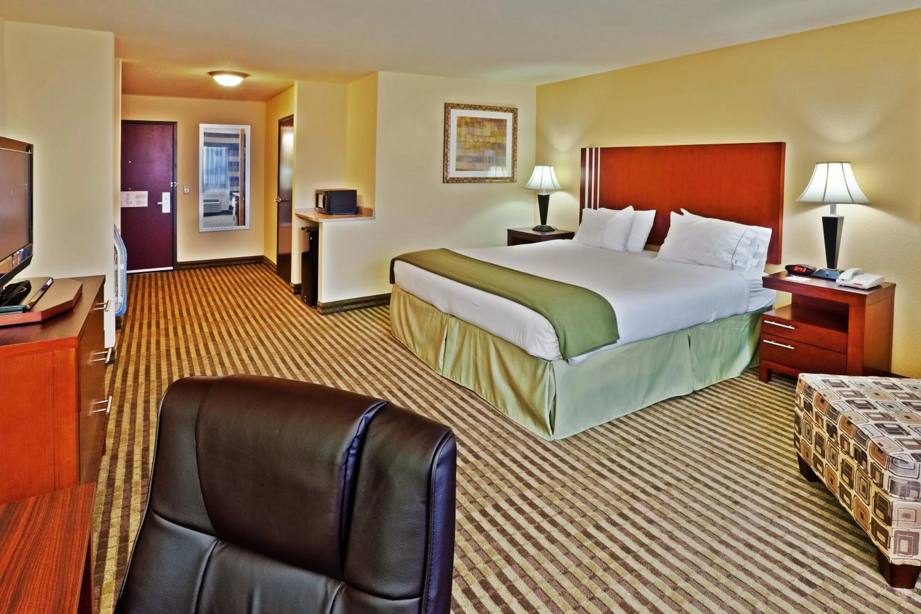 Photo of the whole room, Bed in Holiday Inn Express Ponca City by IHG