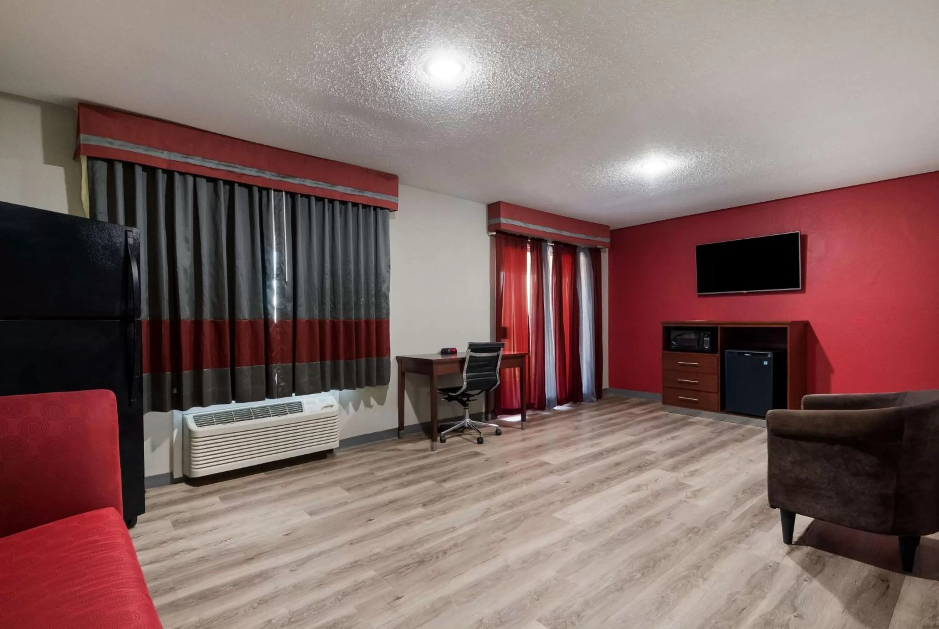 Kitchen or kitchenette, Bed in SureStay Plus Hotel by Best Western San Antonio North