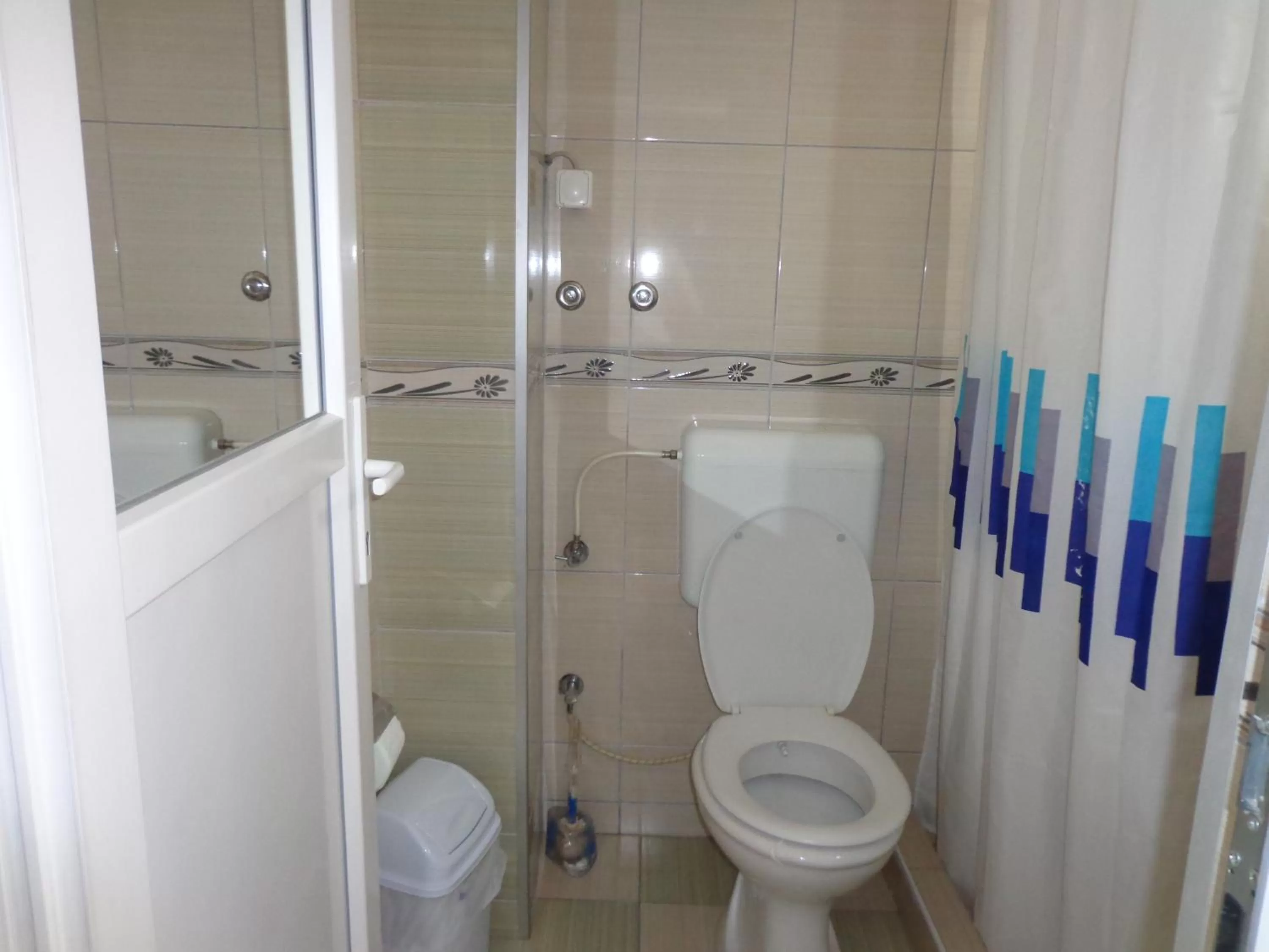 Location, Bathroom in Hotel Rio