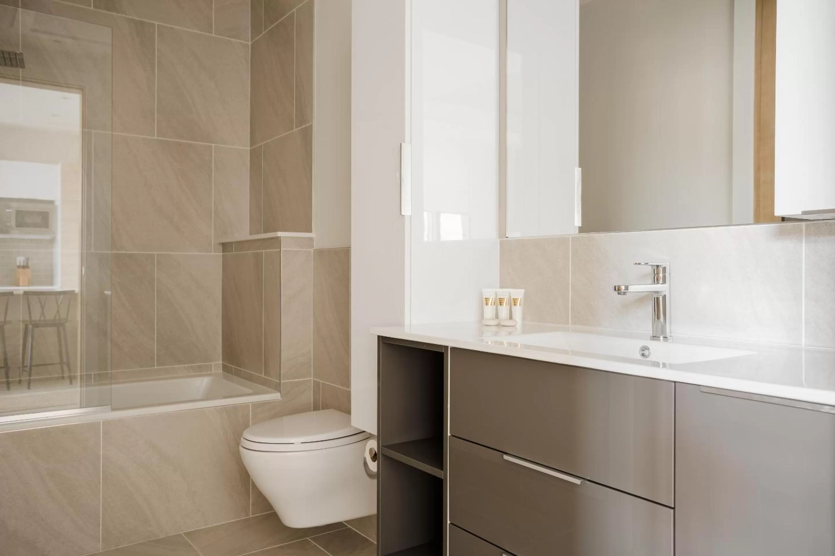 Living room, Bathroom in Sonder The Mint