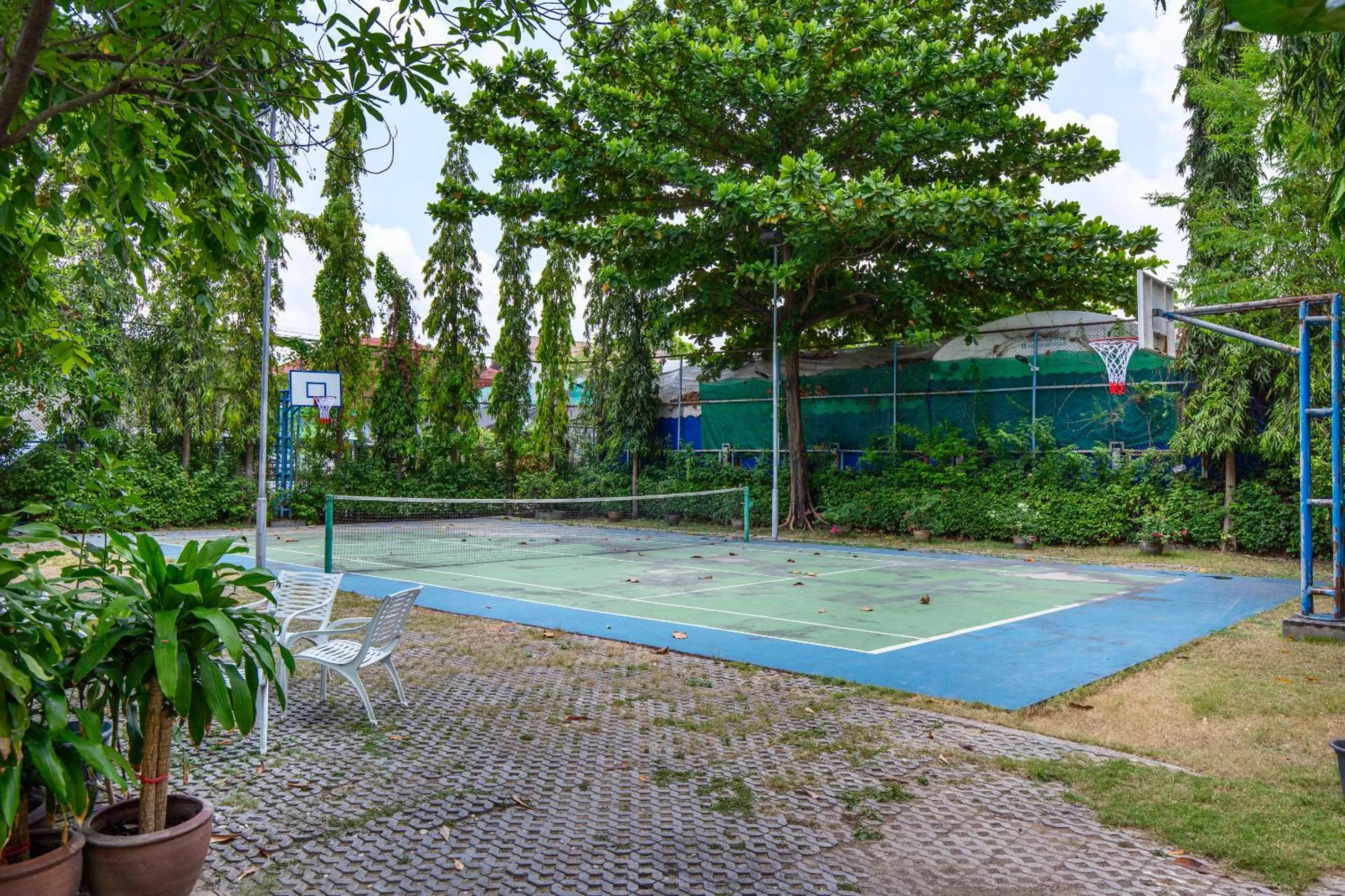Tennis court in Lasalle Suites Hotel & Residence