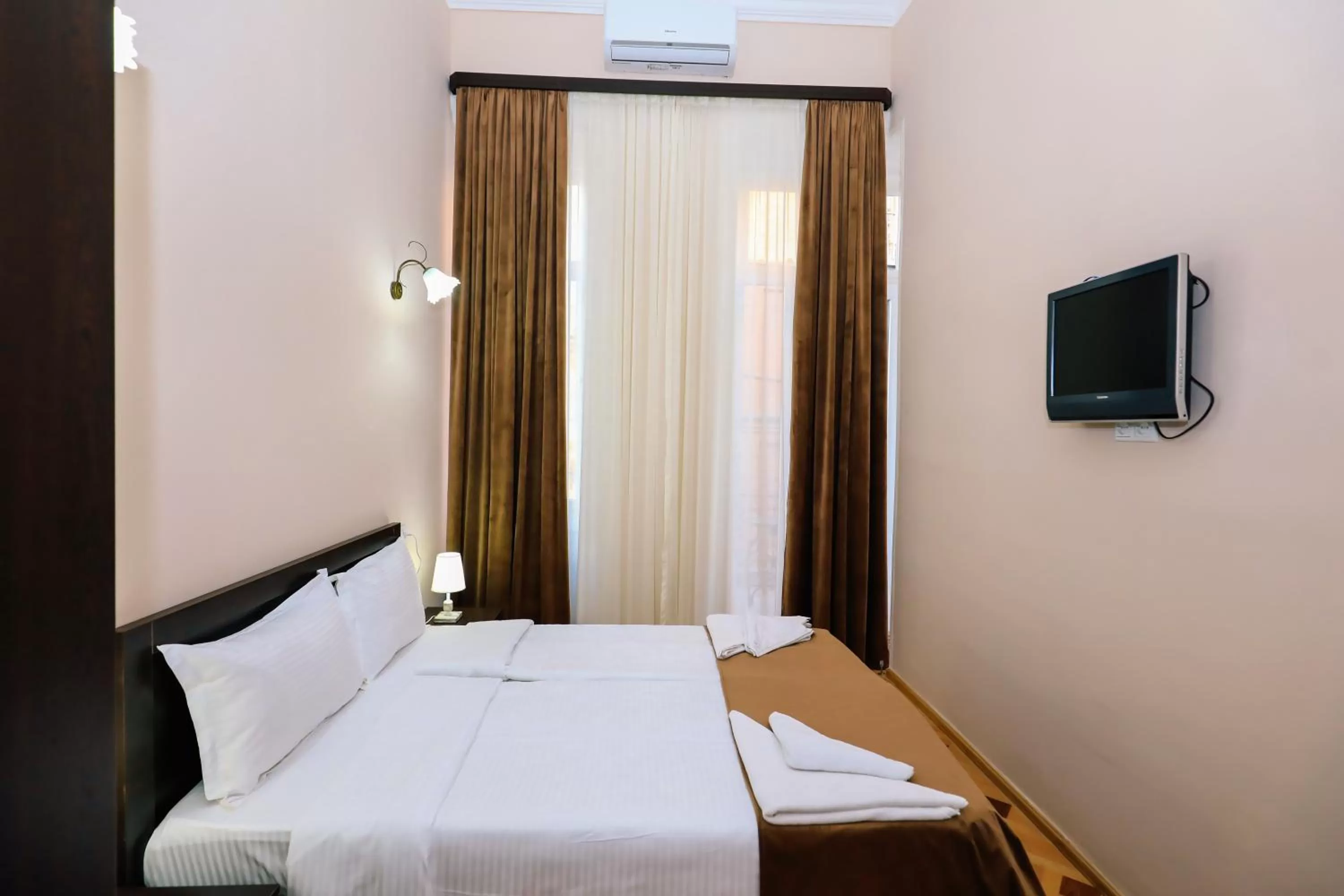 Communal lounge/ TV room, Bed in Tamarisi Old Tbilisi