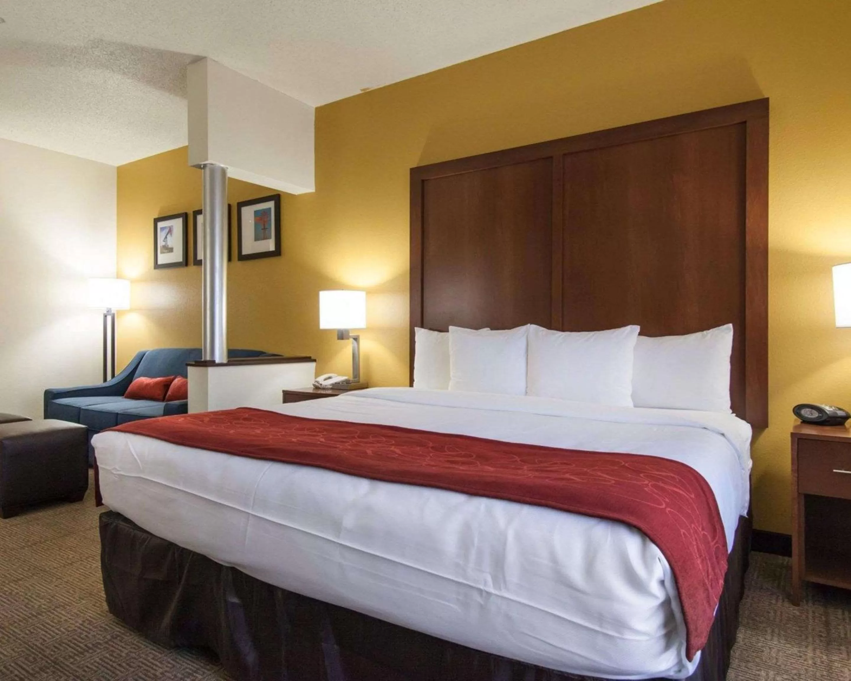 Photo of the whole room, Bed in Comfort Suites Tulsa Central