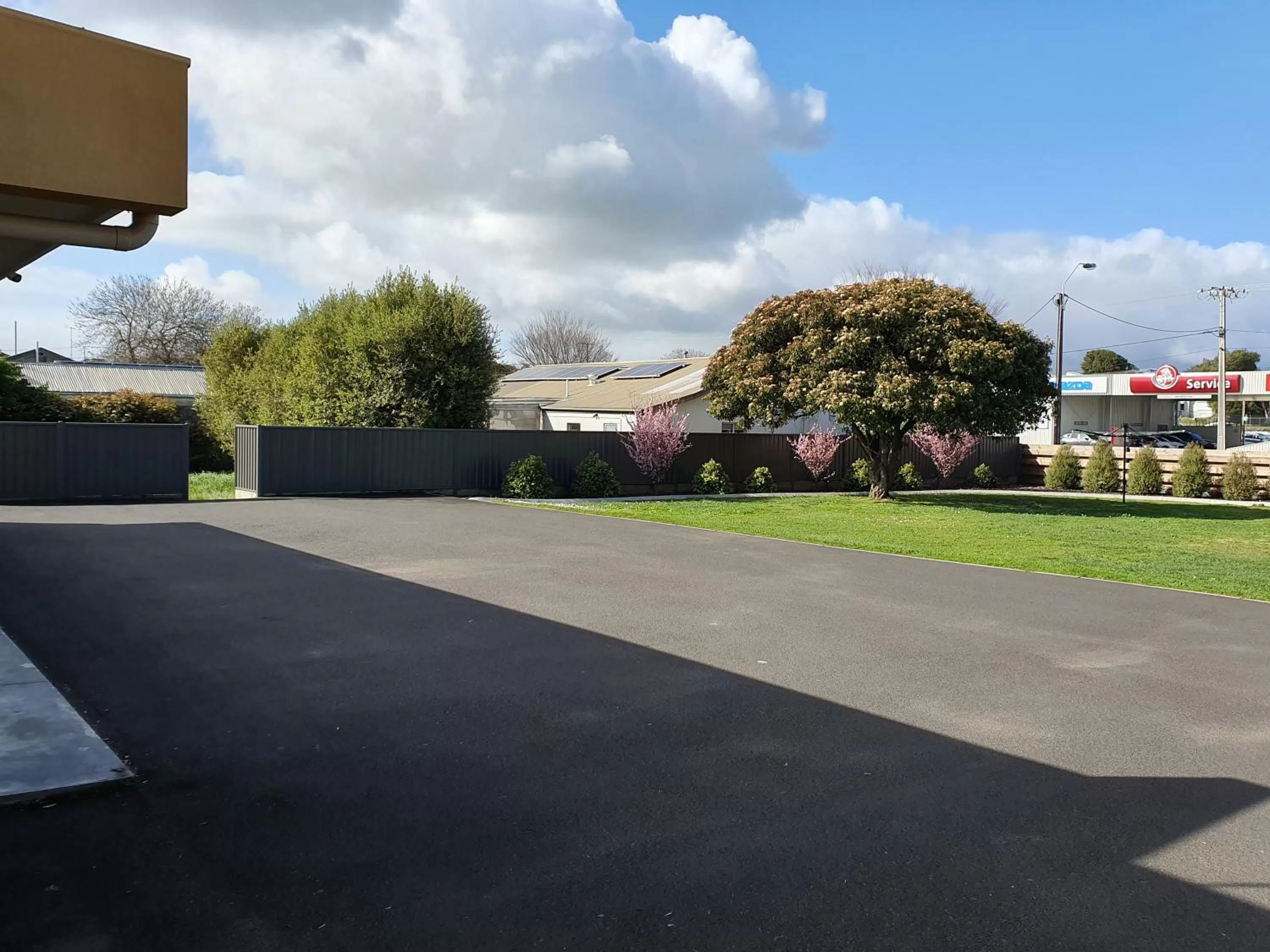 Garden view in Tower Motor Inn