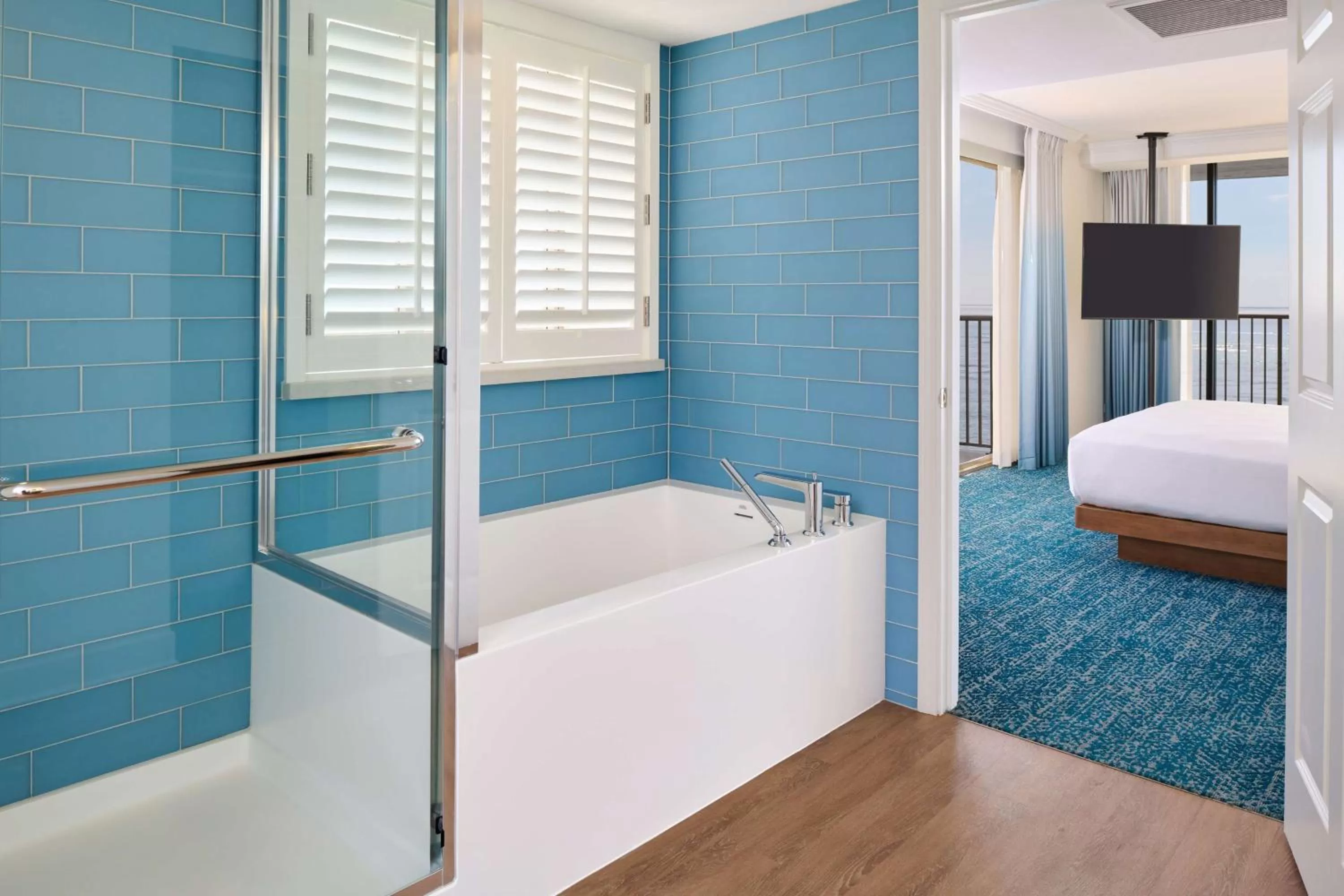 Bathroom, Bed in OUTRIGGER Reef Waikiki Beach Resort