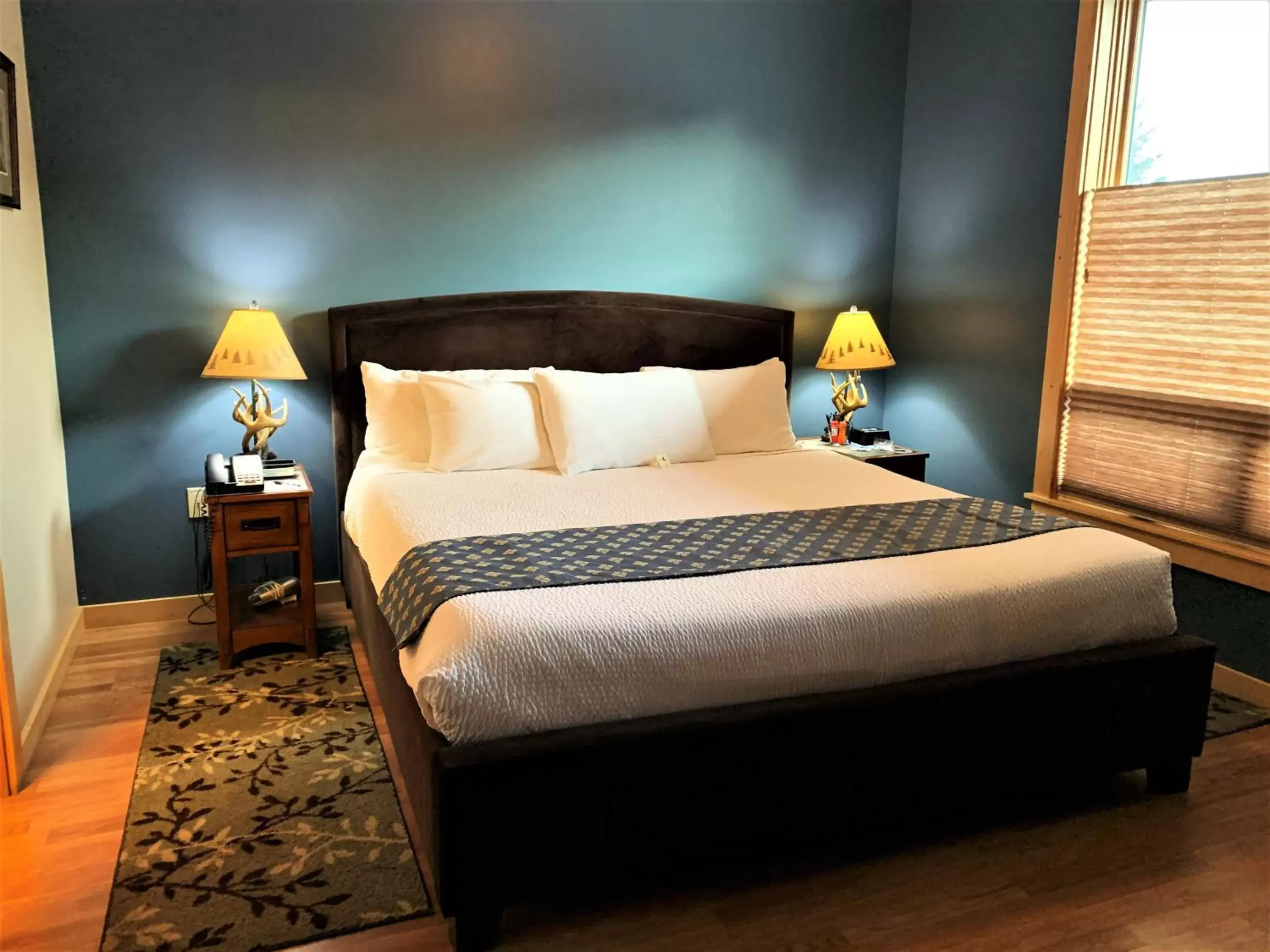 King Room in Twisp River Suites King Room in Twisp River Suites