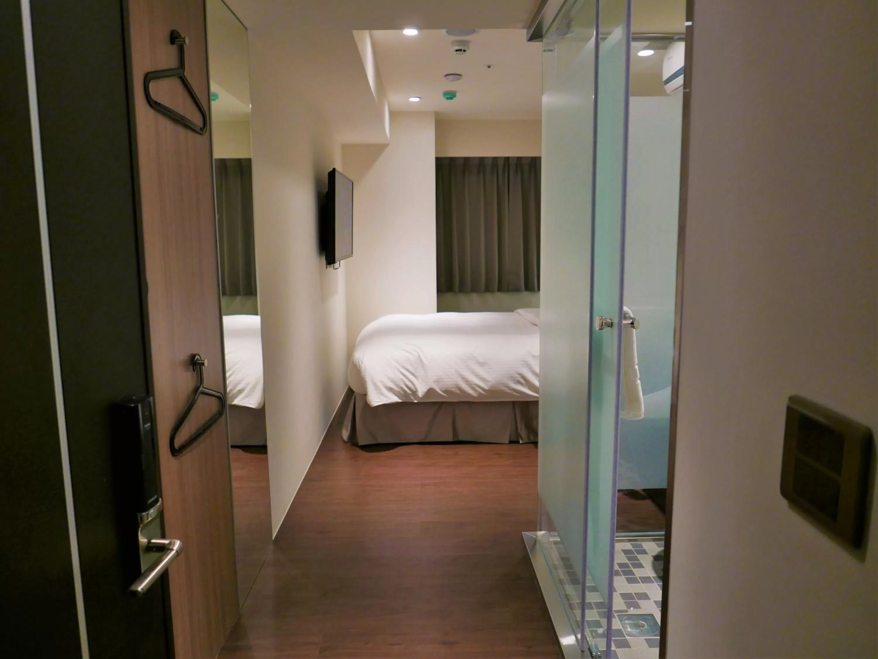 Photo of the whole room, Bed in 泊居旅店二館 Oursinn Hotel 2