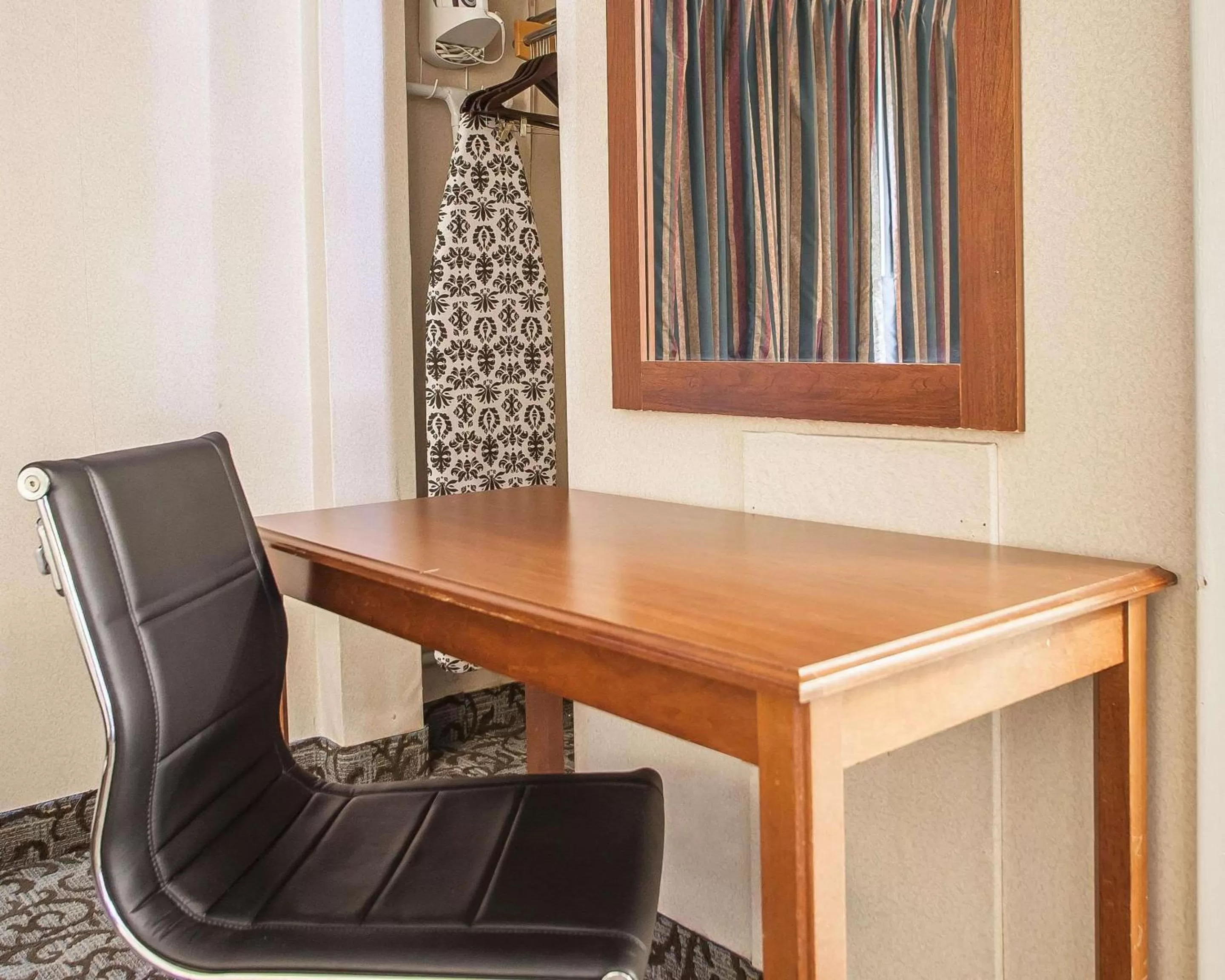 Photo of the whole room in Econo Lodge Newton