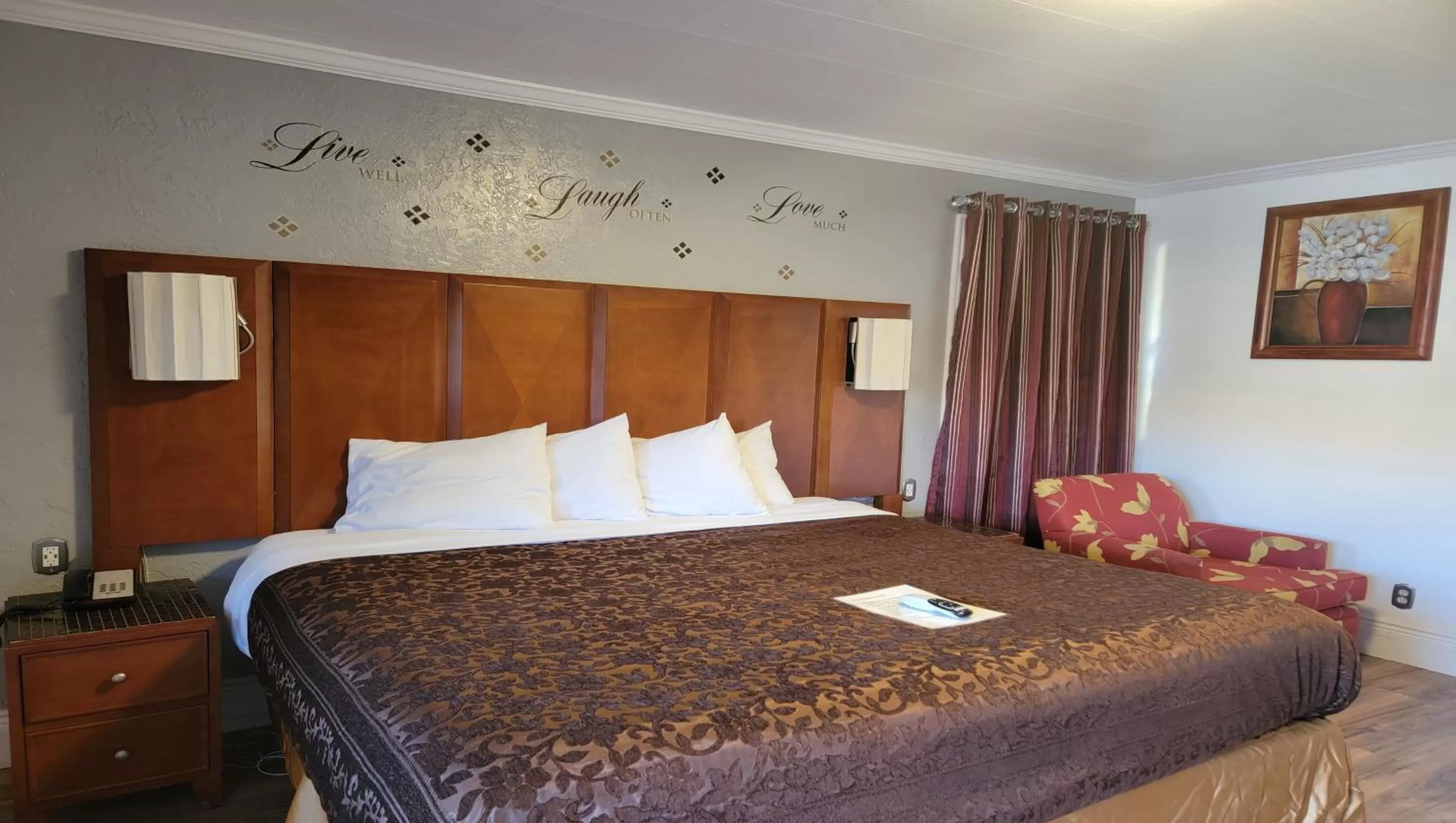 Photo of the whole room, Bed in Mountain Star Inn