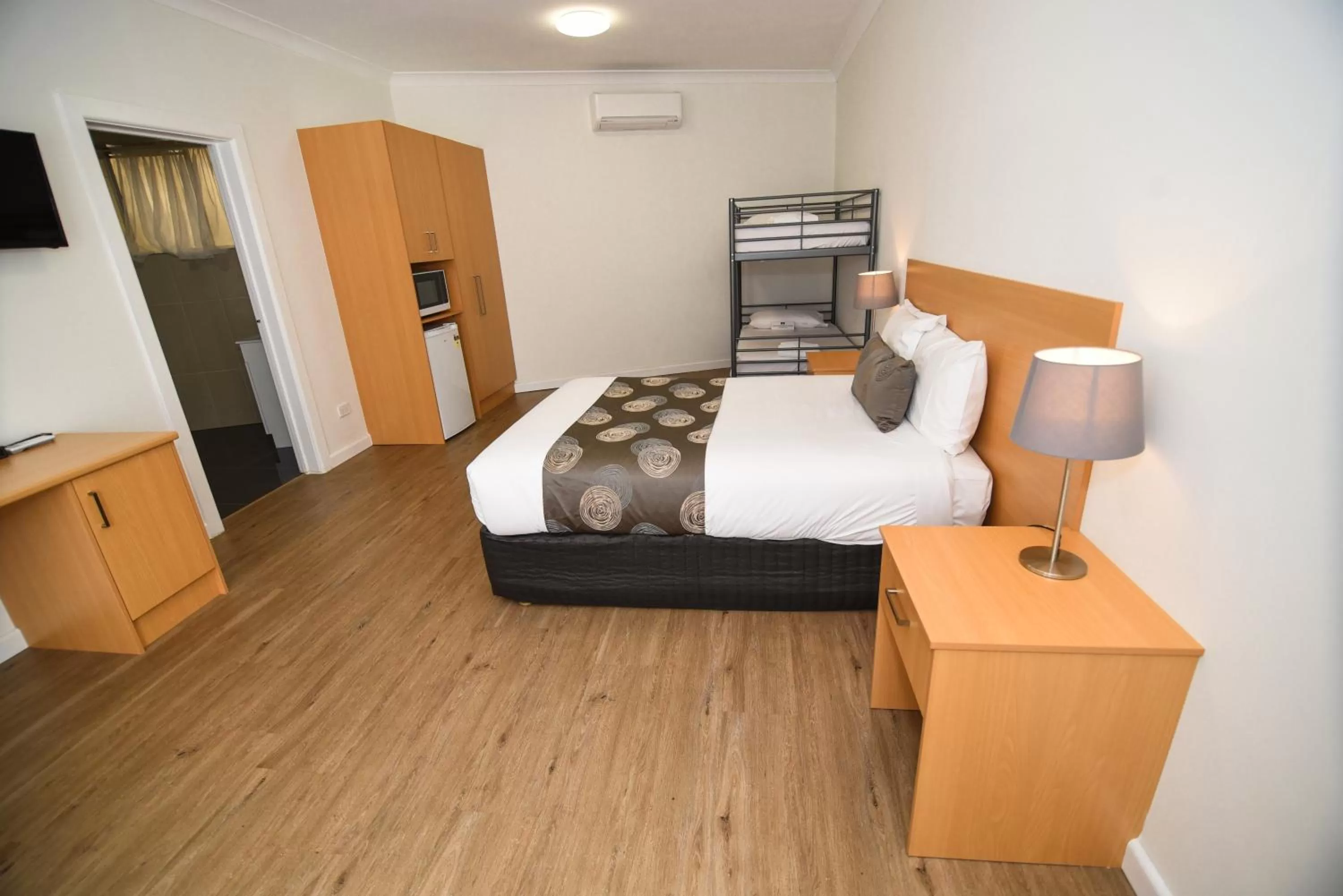 Bedroom, Bed in Dandenong Motel