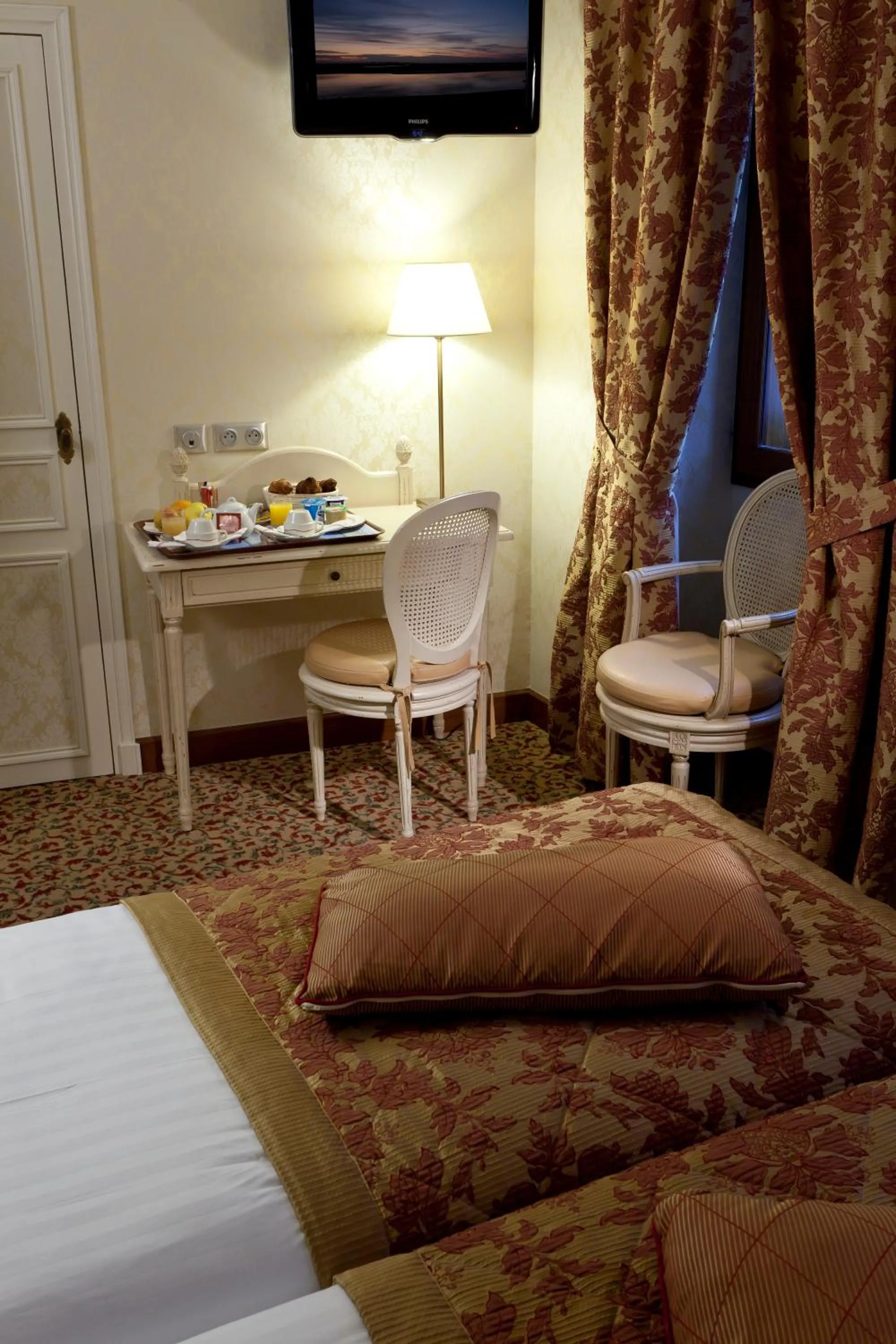 Photo of the whole room, Bed in Auberge Saint Pierre
