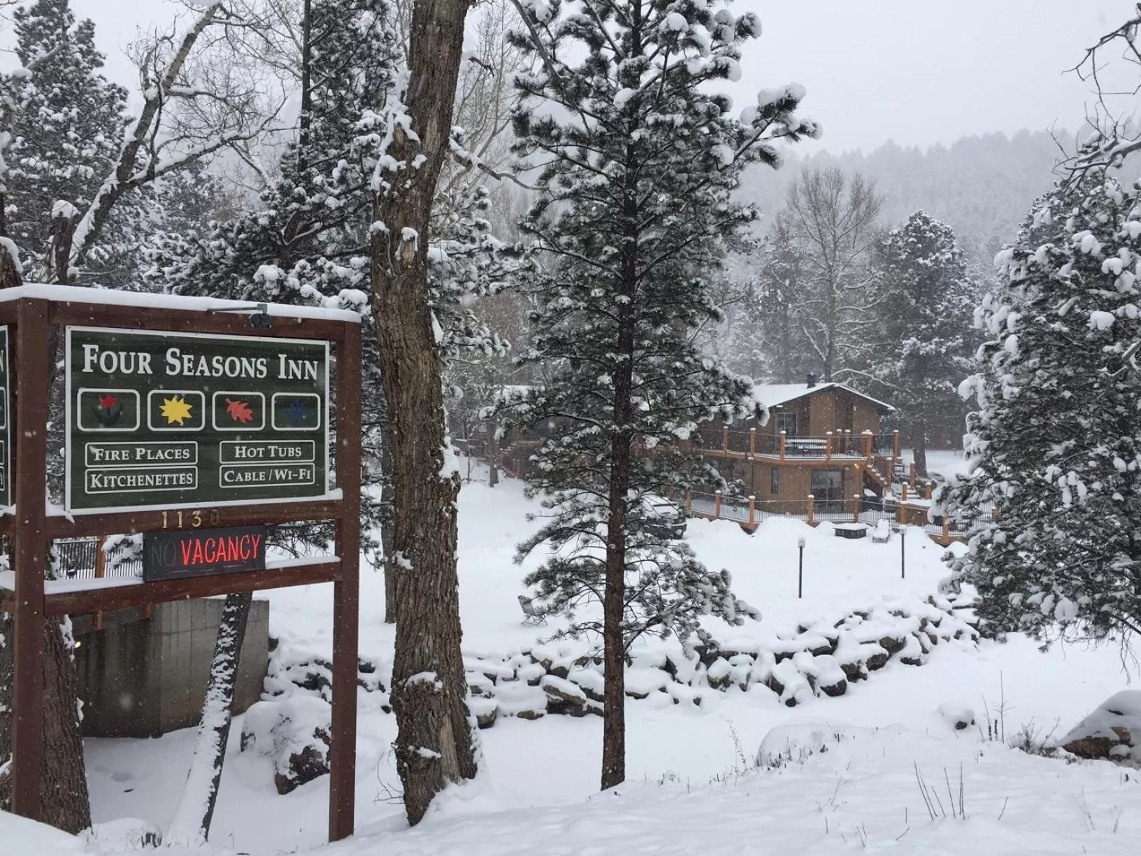 Facade/entrance in 4 Seasons Inn on Fall River