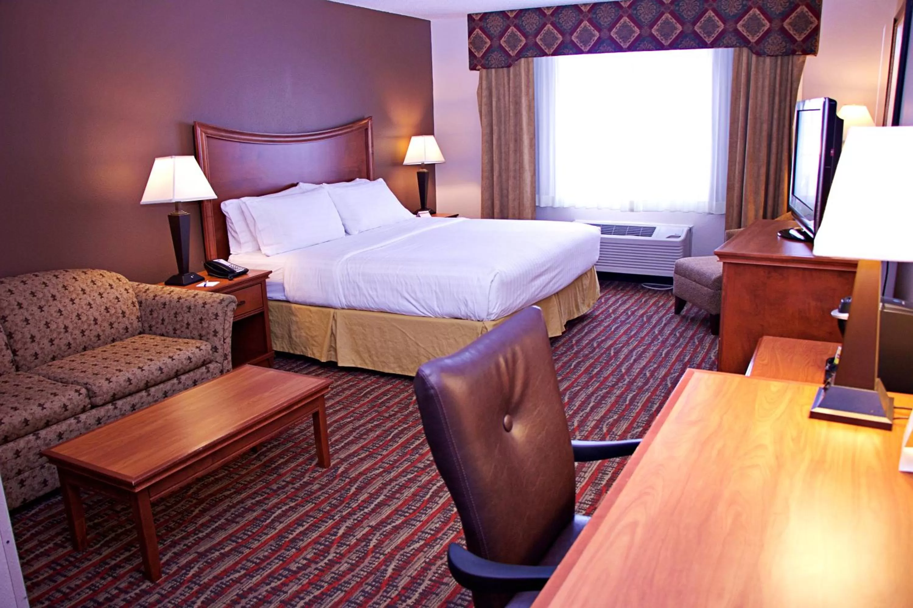 Photo of the whole room, Bed in Holiday Inn Express Hotel & Suites Pierre-Fort Pierre by IHG
