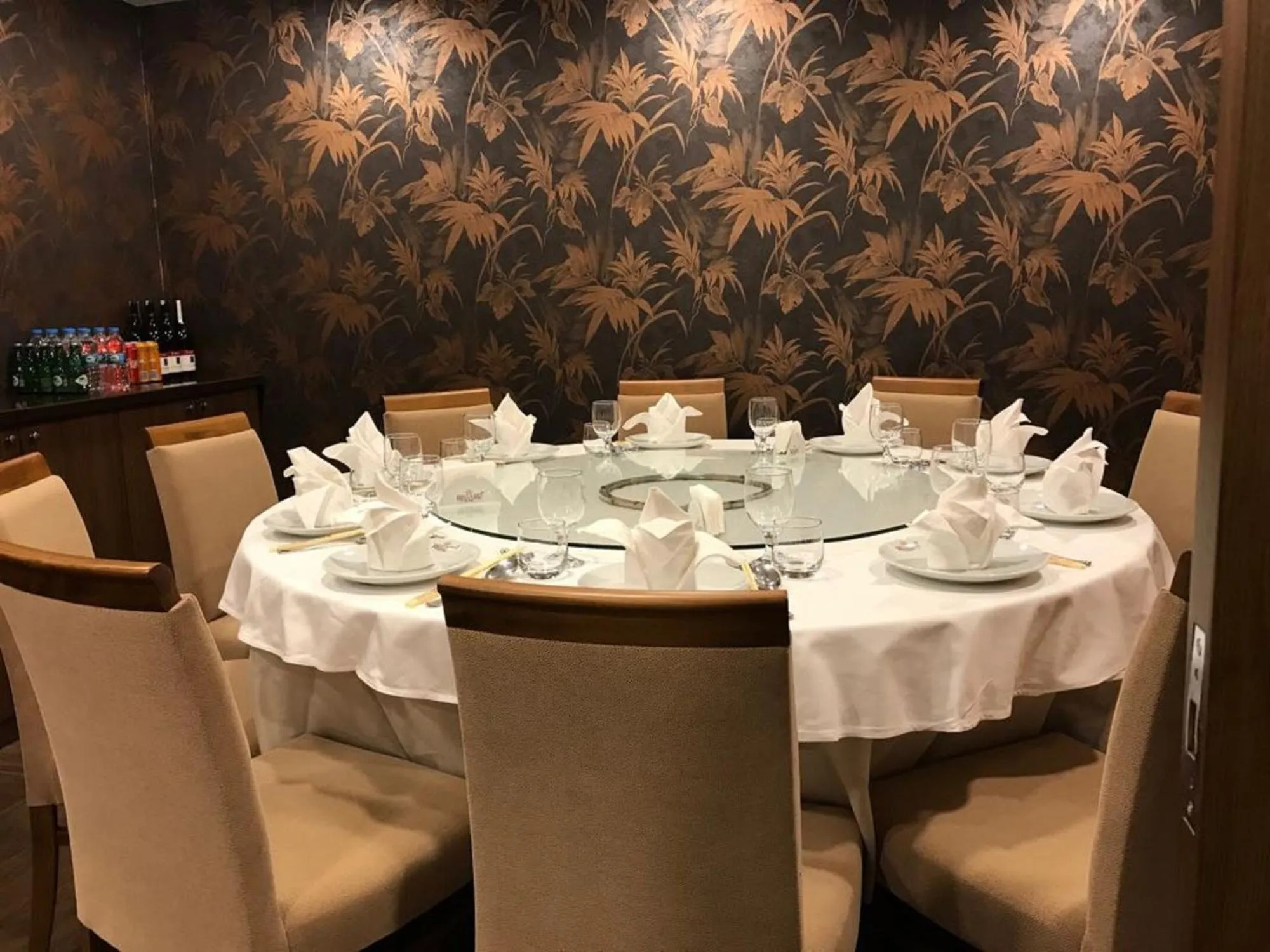 Restaurant/places to eat in Regard Hotel