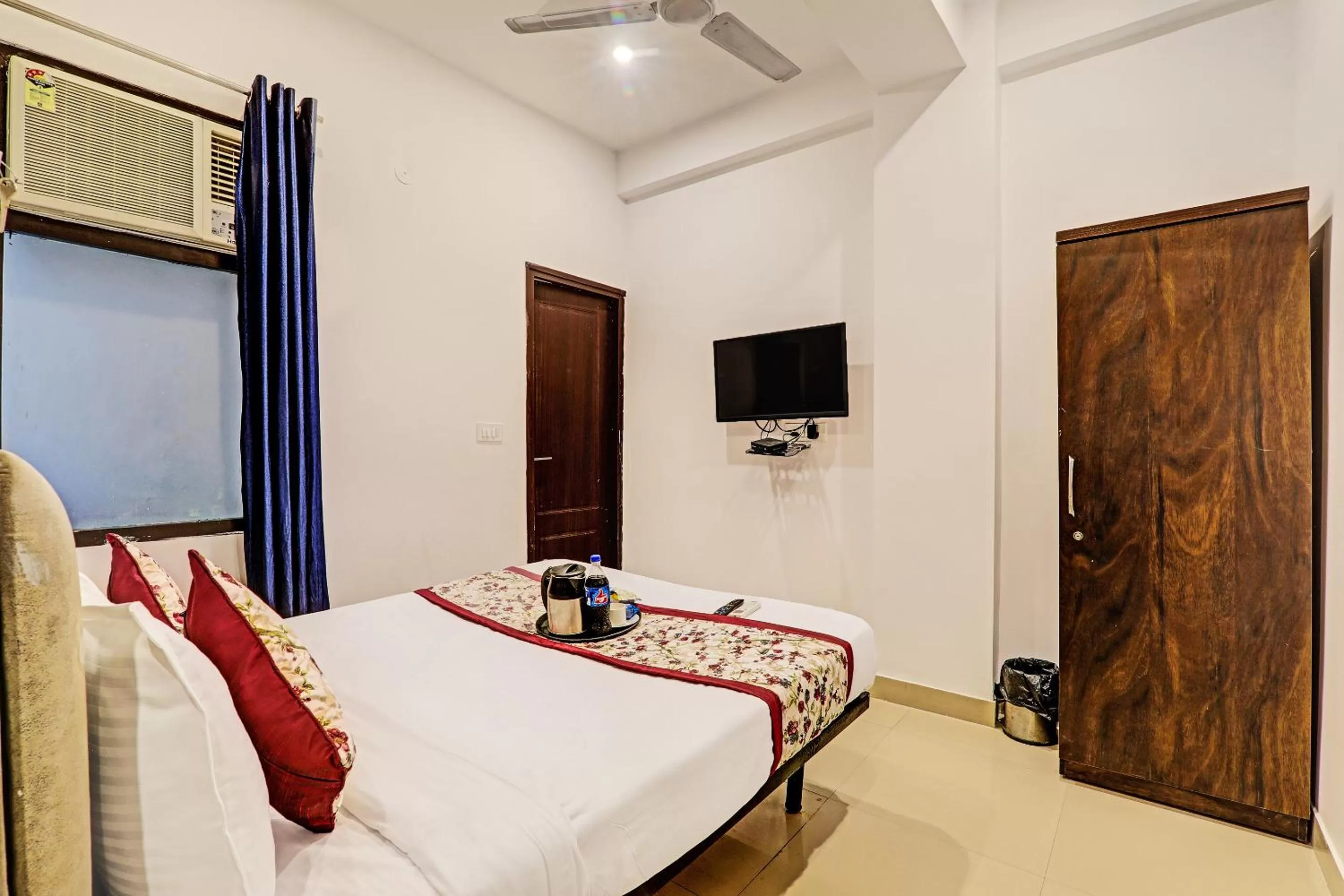 Communal lounge/ TV room, Bed in Hotel Agoura Prime