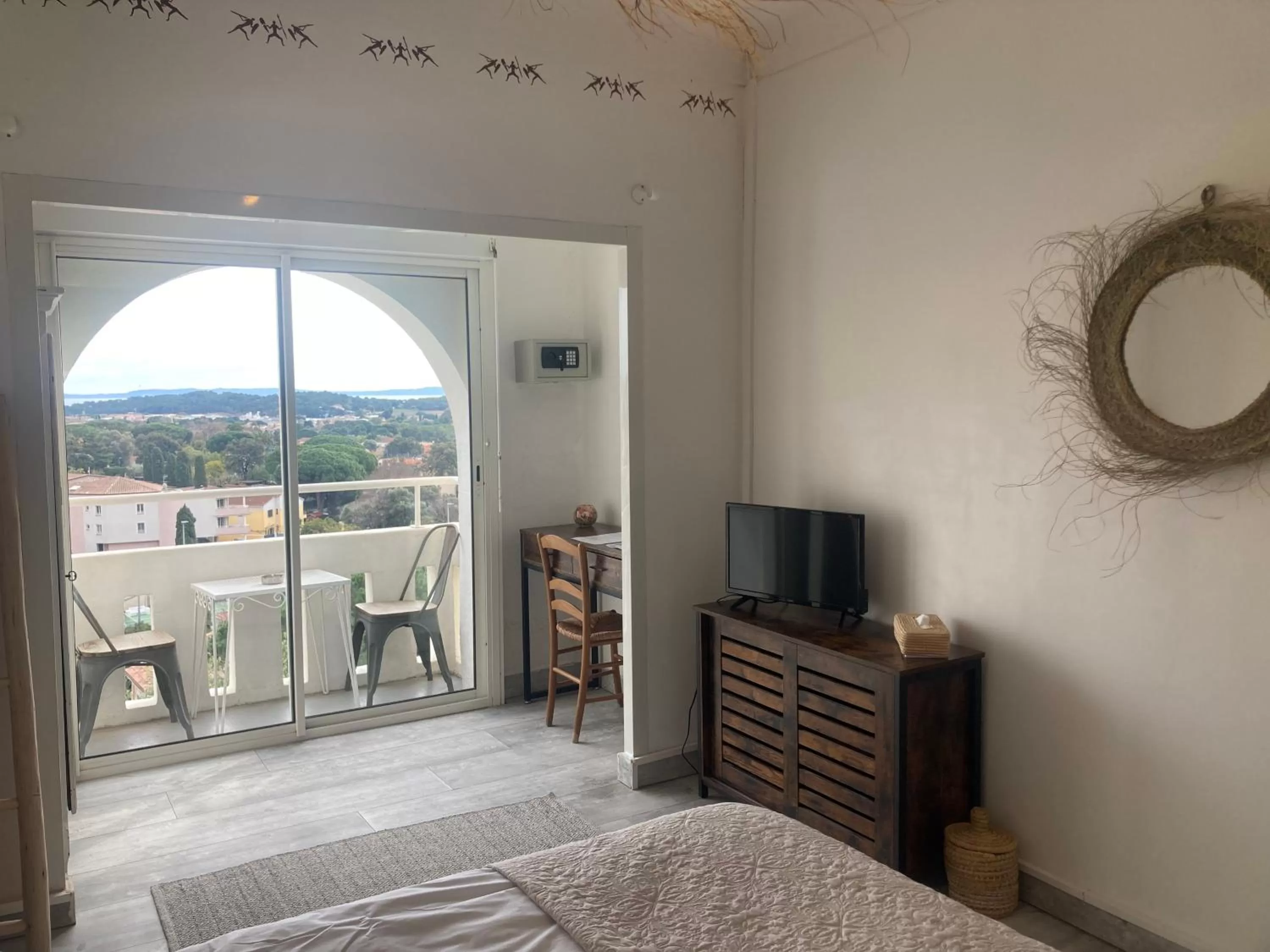 View (from property/room), Bed in Hôtel Paradis