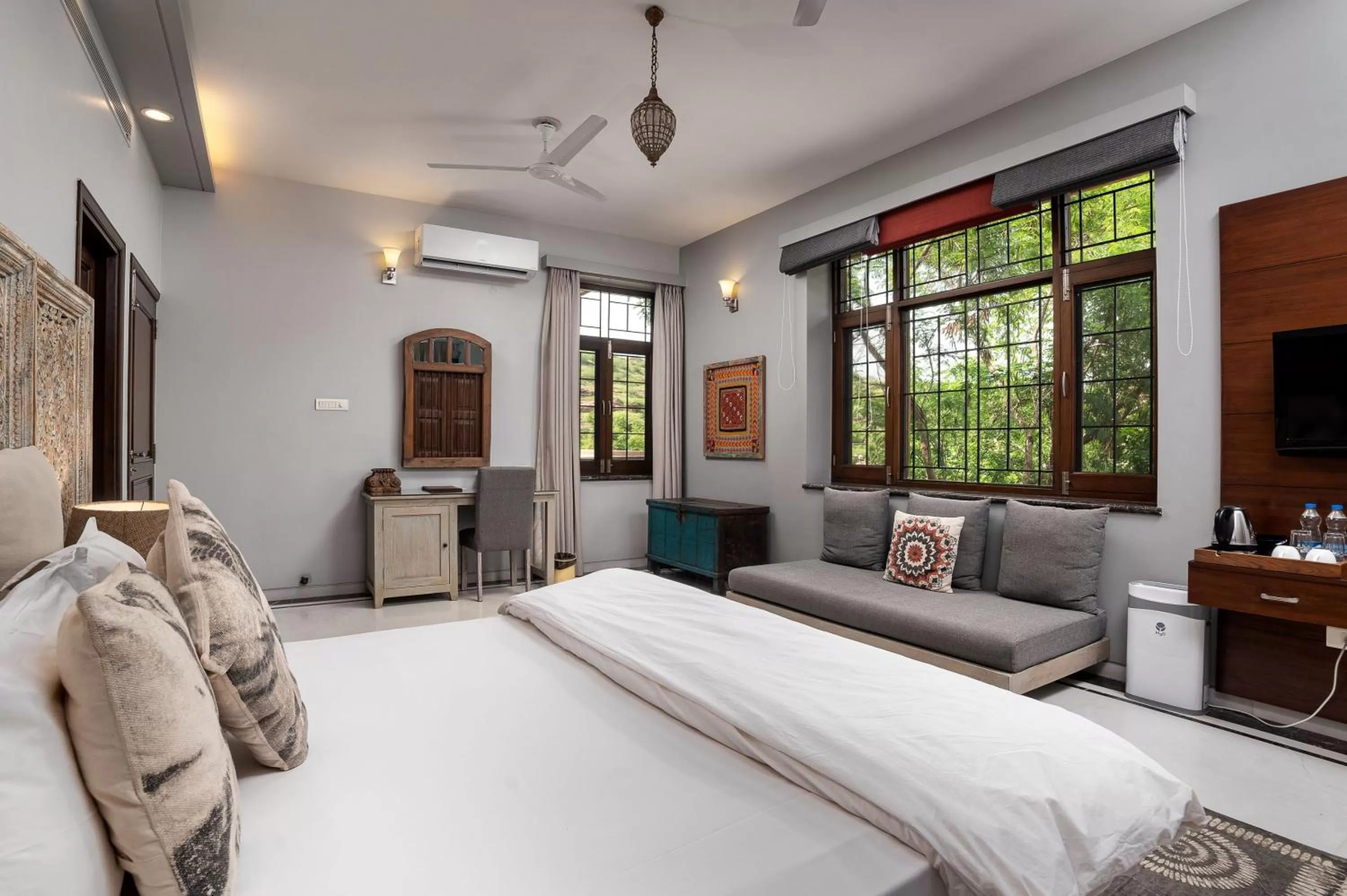 Bedroom, Bed in The Almond Tree