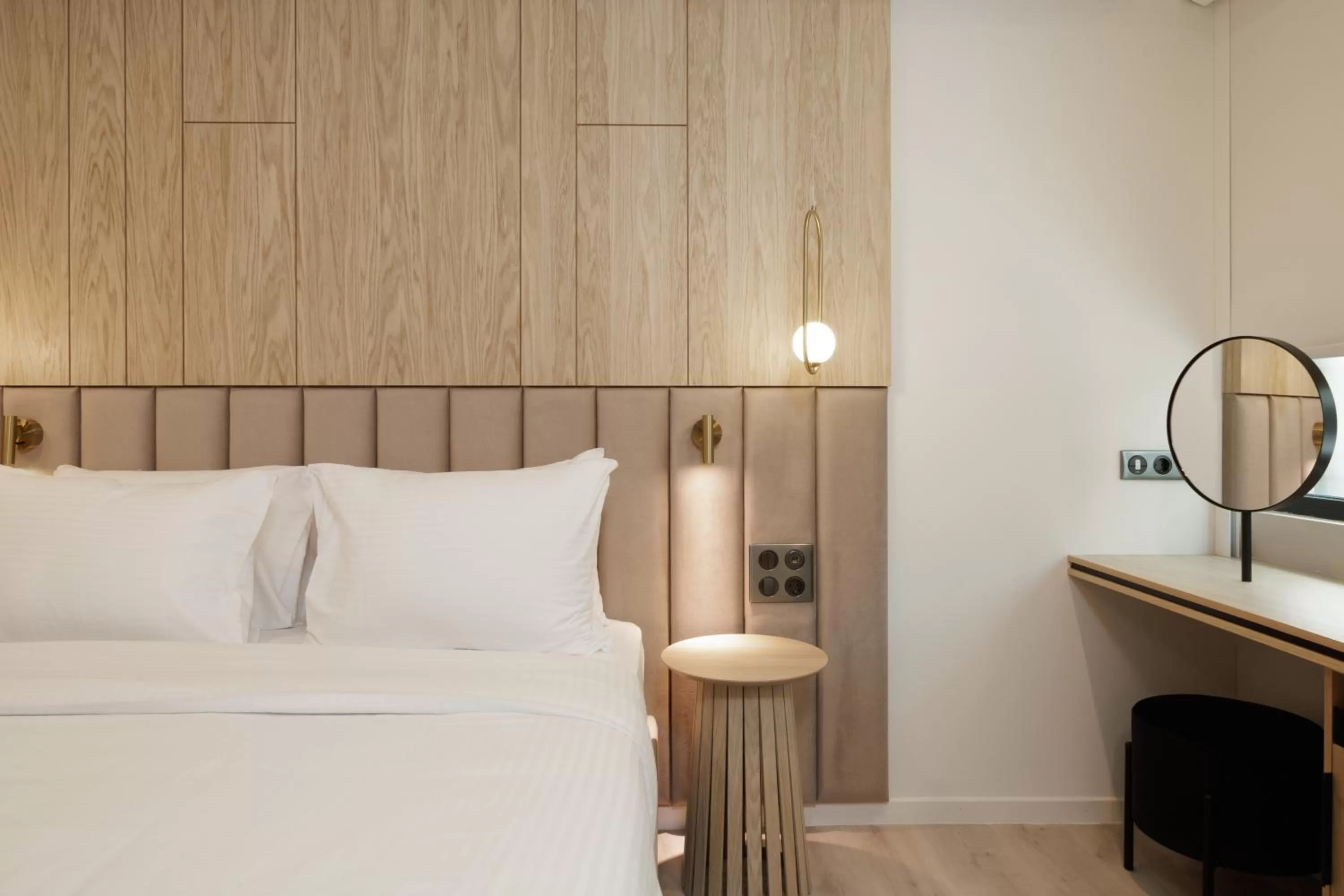 Bed in LUX&EASY Signature Syngrou 234