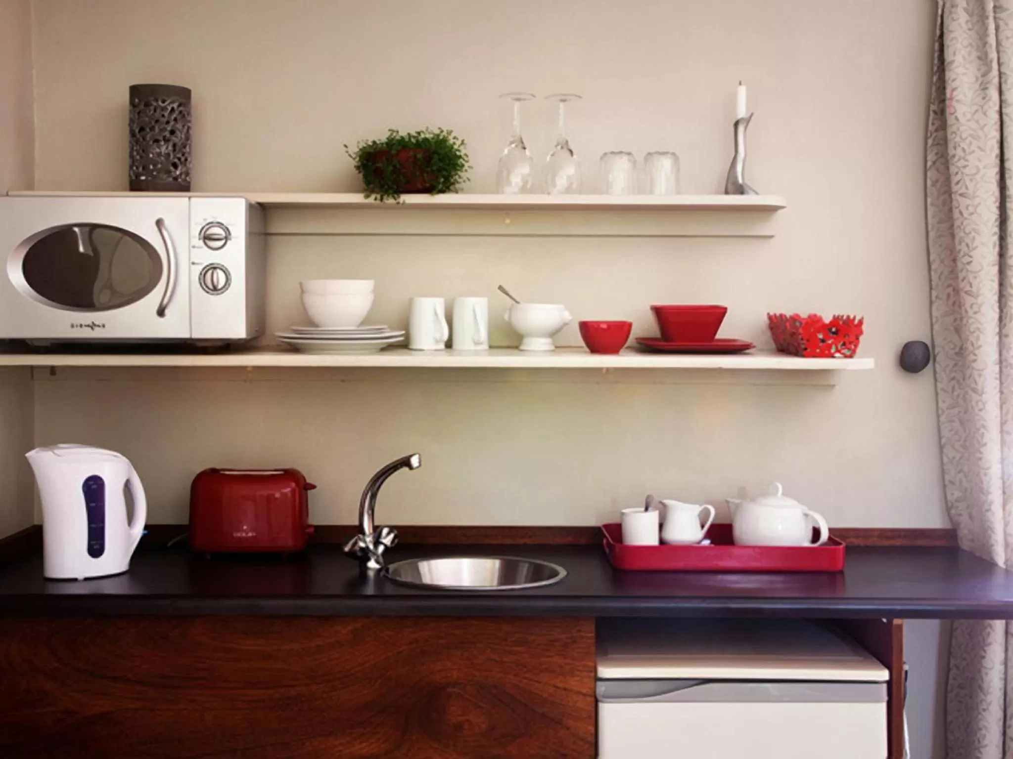 Kitchen or kitchenette, Coffee/Tea Facilities in Craighall Garden Guest House