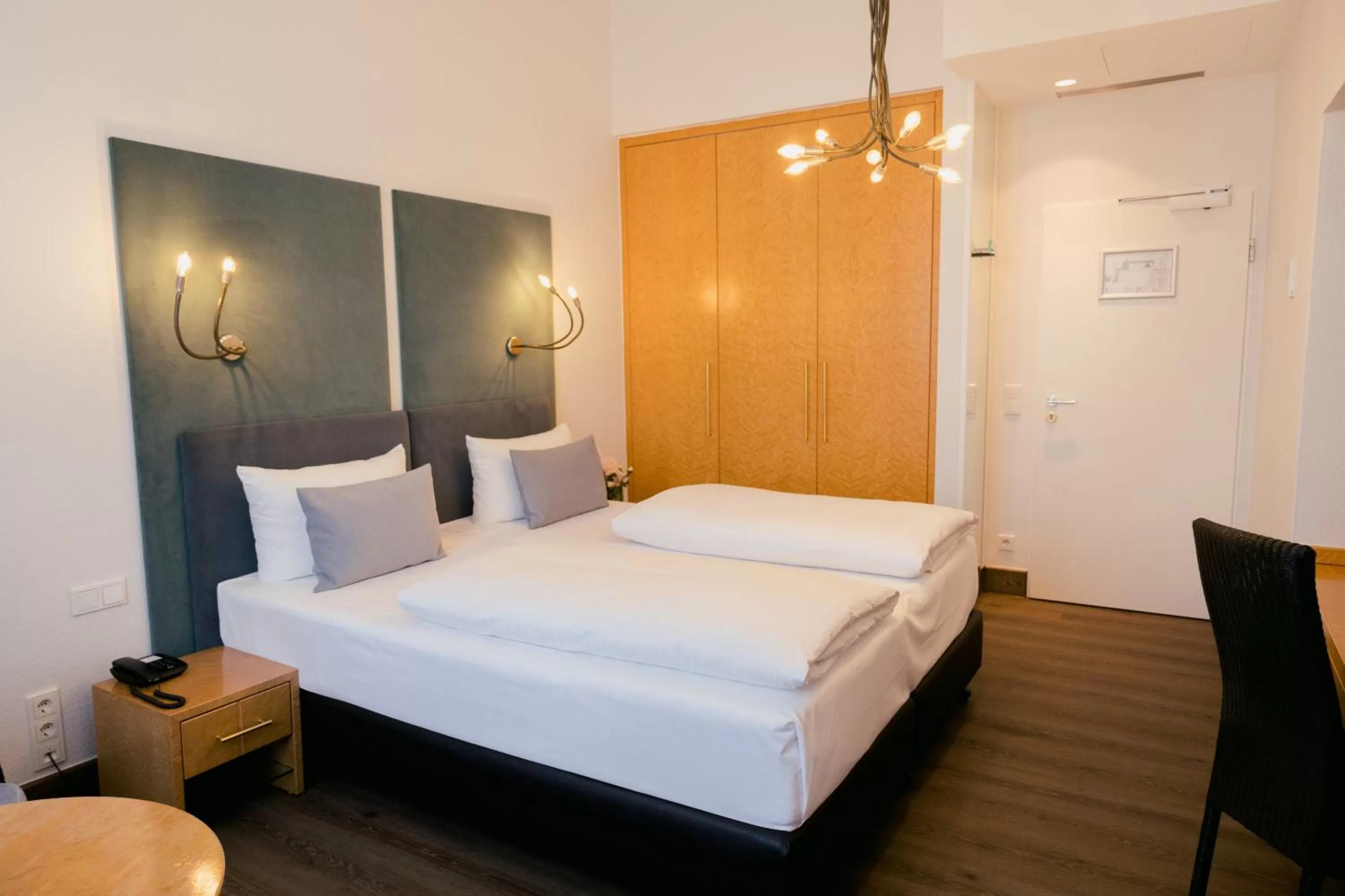 Photo of the whole room, Bed in DOM Hotel LIMBURG